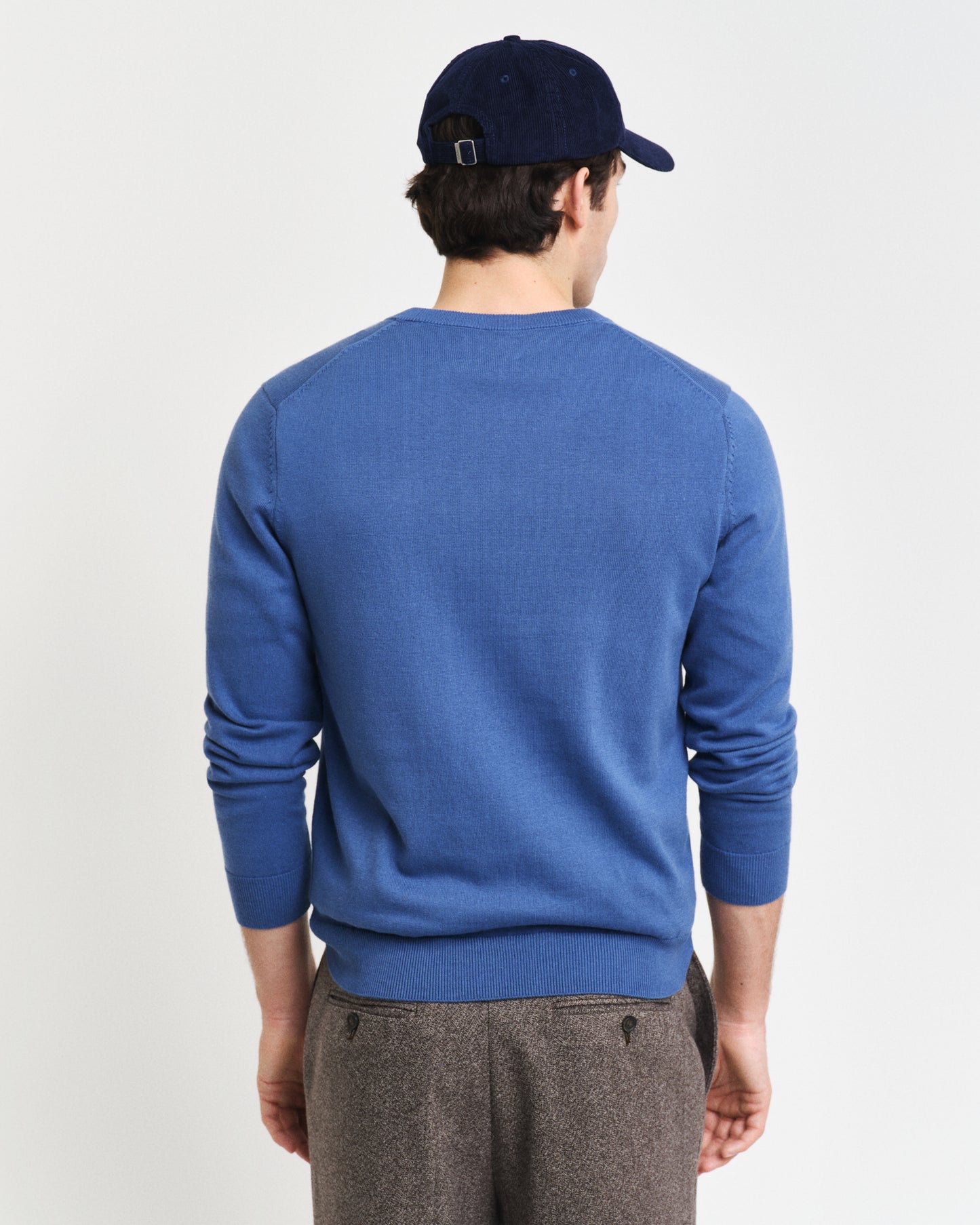 VINTAGE BLUE, CLASSIC COTTON V-NECK, BACK-VIEW BY GANT AU.