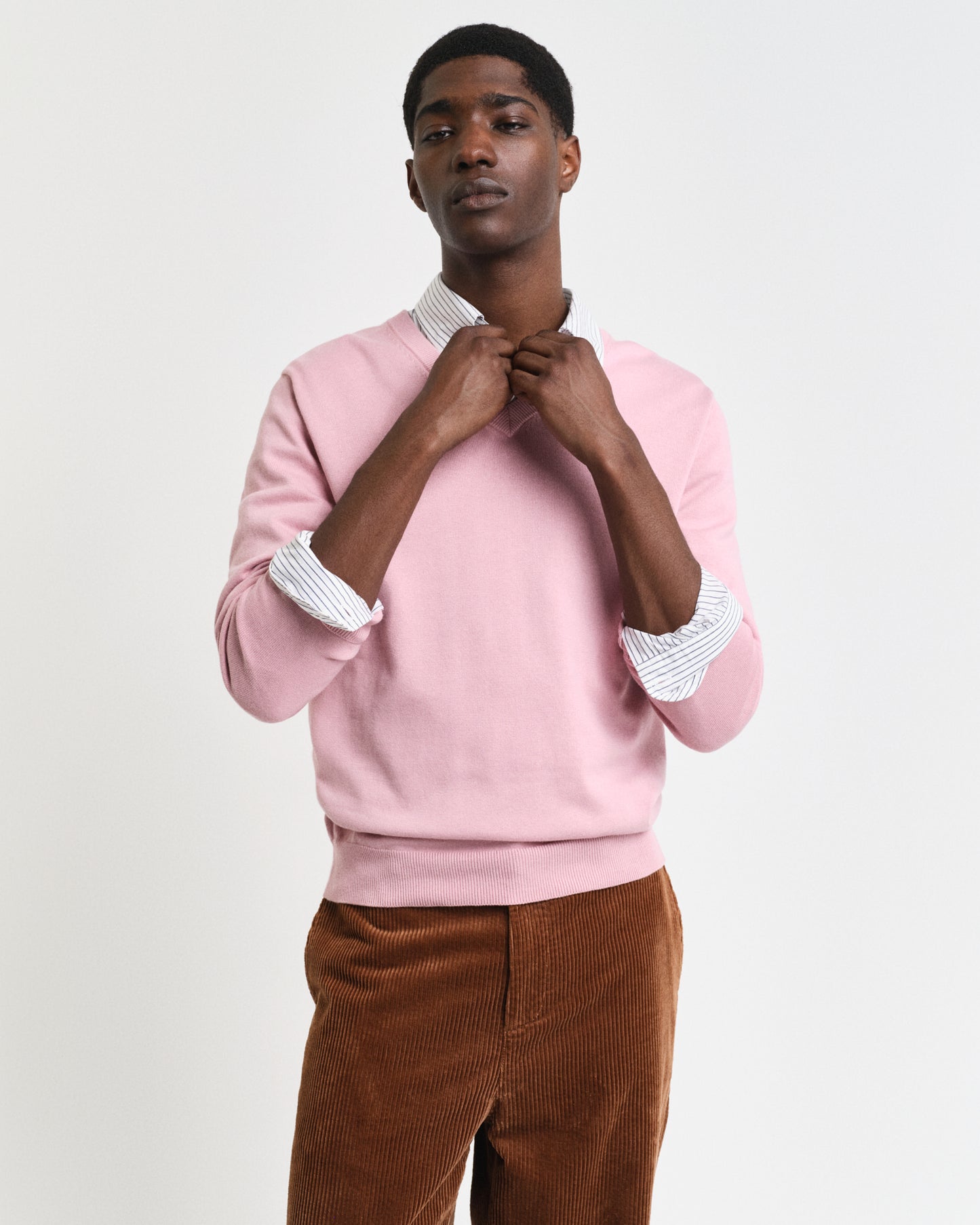 DUSTY PINK, CLASSIC COTTON V-NECK, CLOSE-UP BY GANT AU.