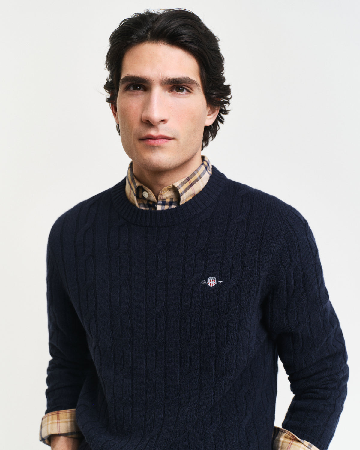 EVENING BLUE, LAMBSWOOL CABLE C-NECK, CLOSE-UP BY GANT AU.