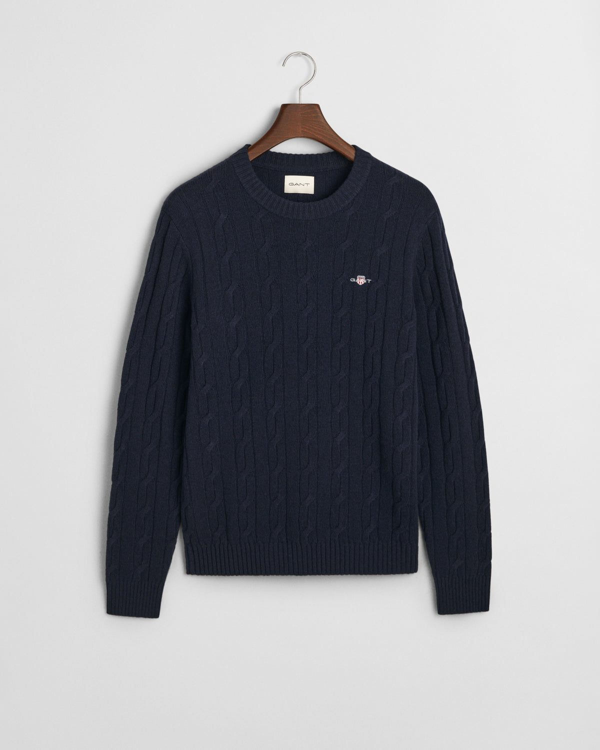 EVENING BLUE, LAMBSWOOL CABLE C-NECK, FLAT-LAY BY GANT AU.