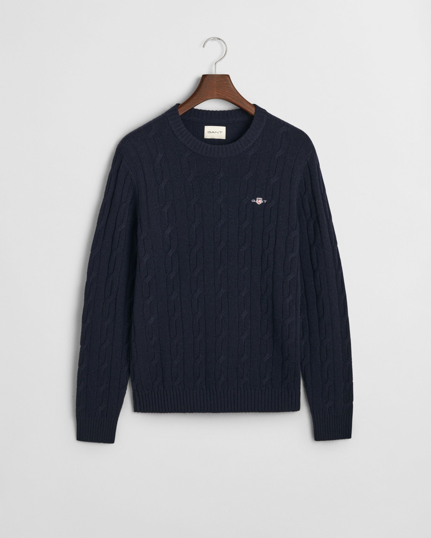 EVENING BLUE, LAMBSWOOL CABLE C-NECK, FLAT-LAY BY GANT AU.