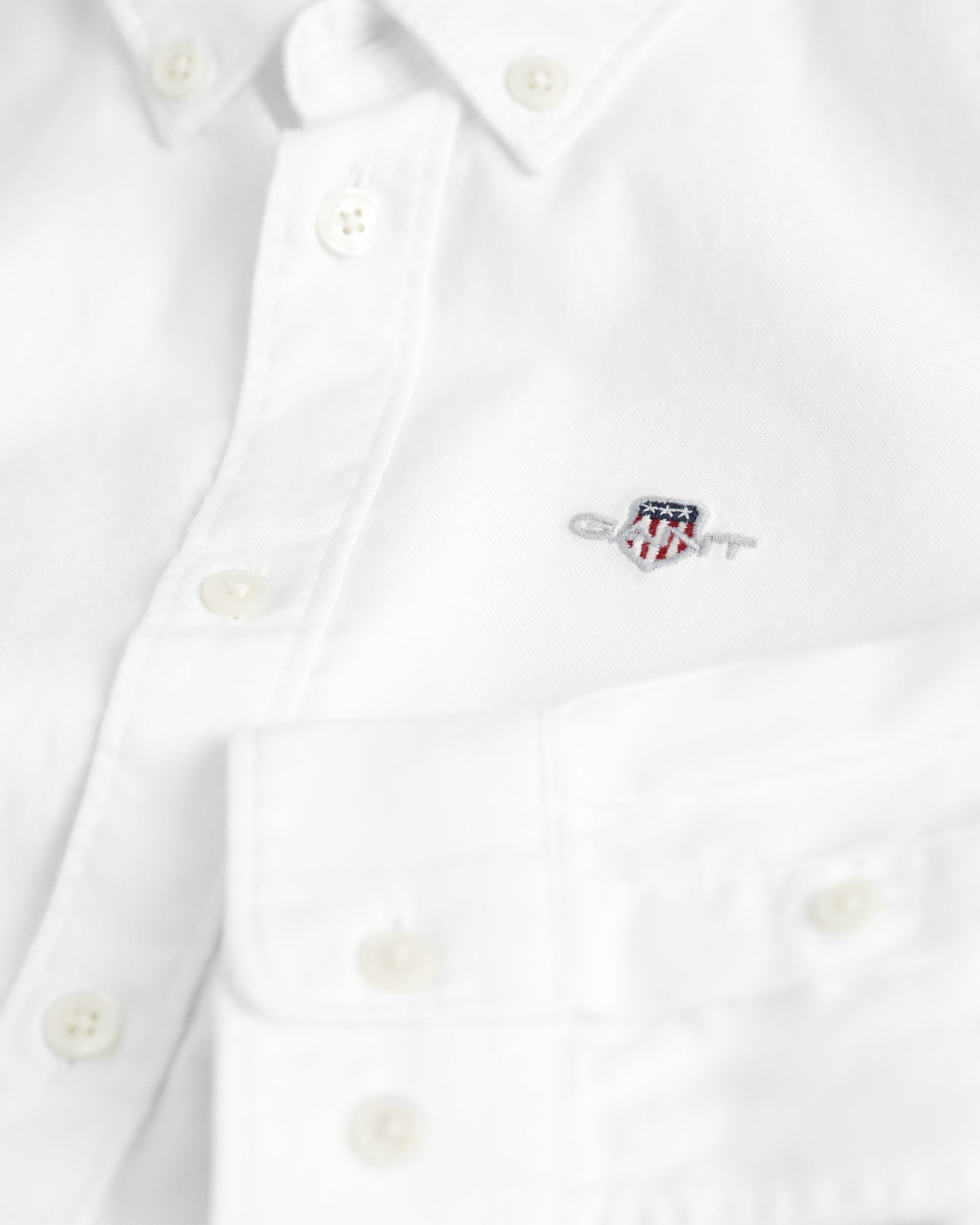 WHITE, SHIELD OXFORD BD SHIRT, FLAT-LAY BY GANT AU.