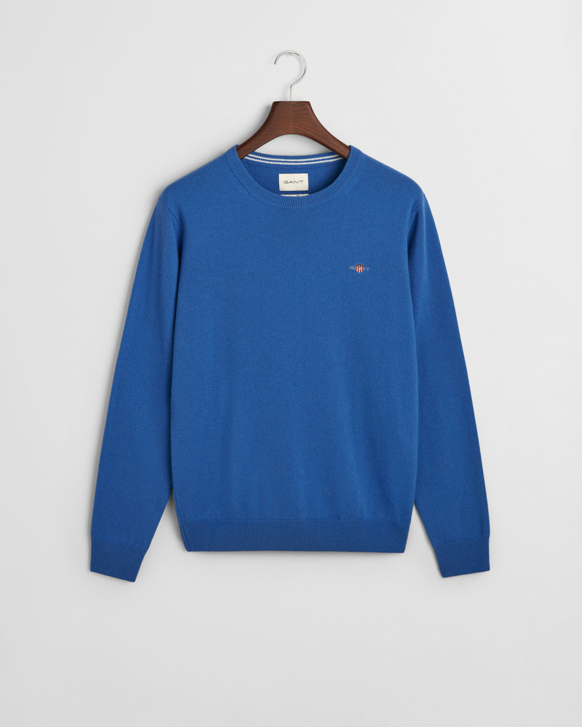 RICH BLUE, SUPERFINE LAMBSWOOL C-NECK, FLAT-LAY BY GANT AU.