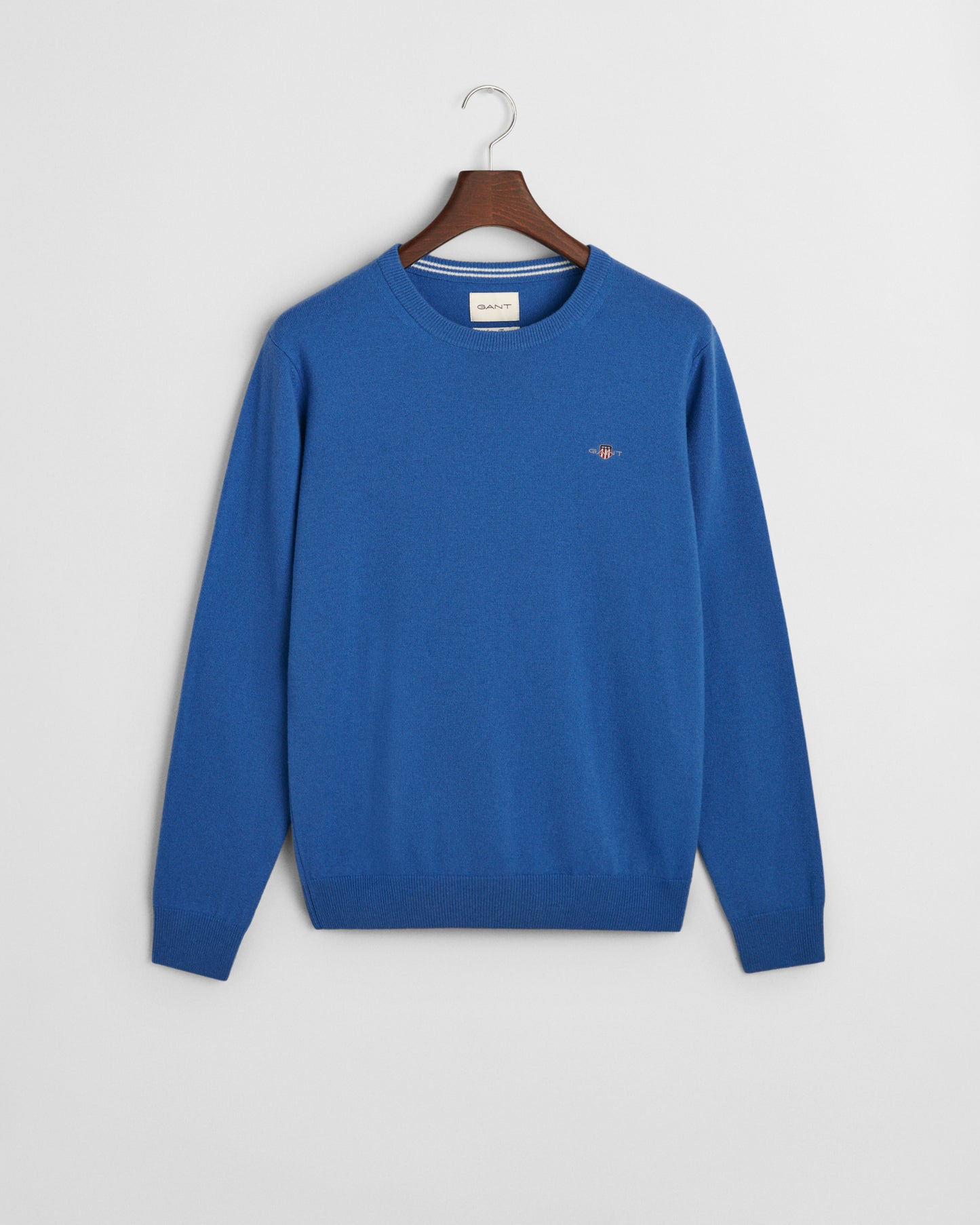 RICH BLUE, SUPERFINE LAMBSWOOL C-NECK, FLAT-LAY BY GANT AU.
