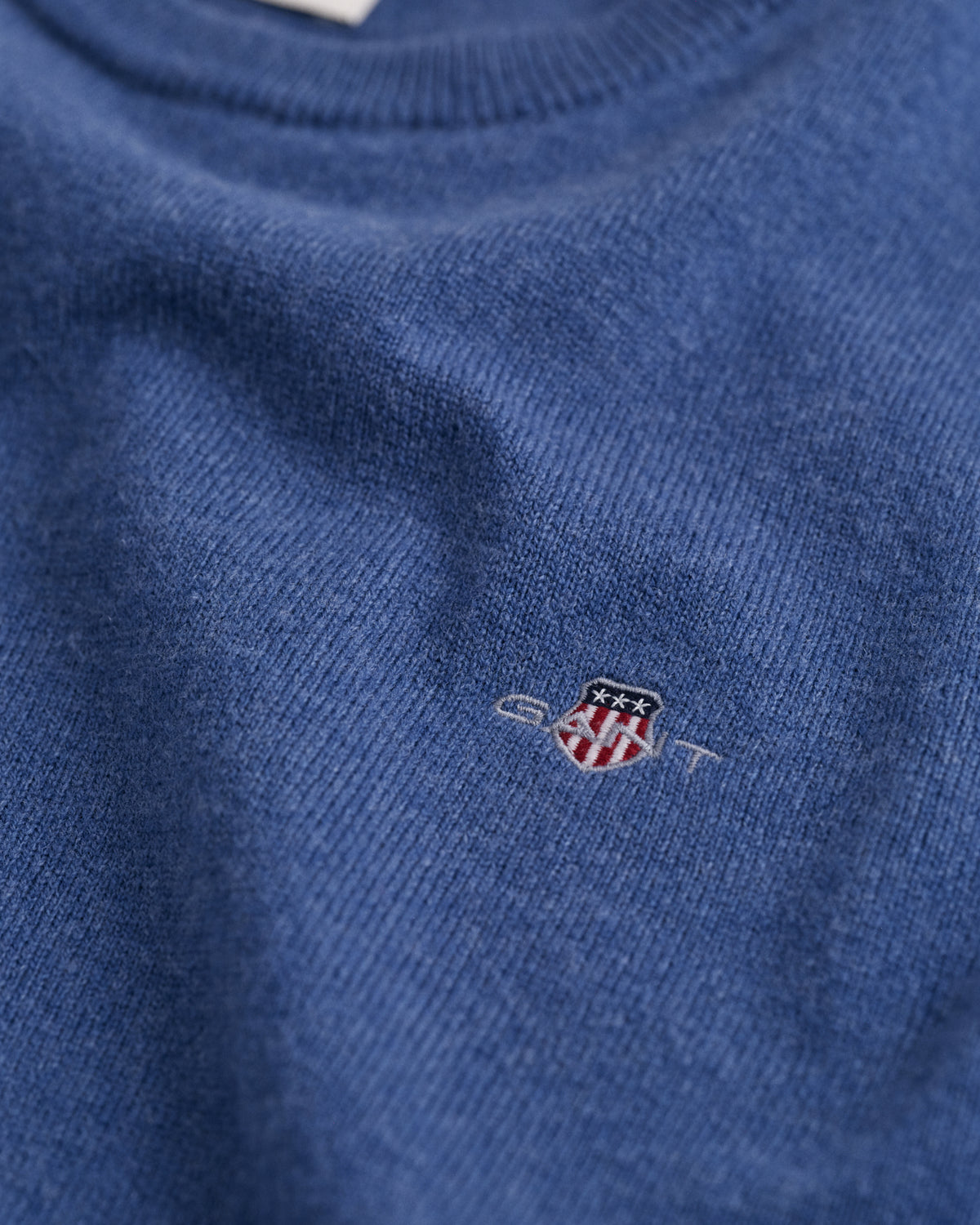 DK JEANSBLUE MELANGE, SUPERFINE LAMBSWOOL C-NECK, CLOSE-UP BY GANT AU.