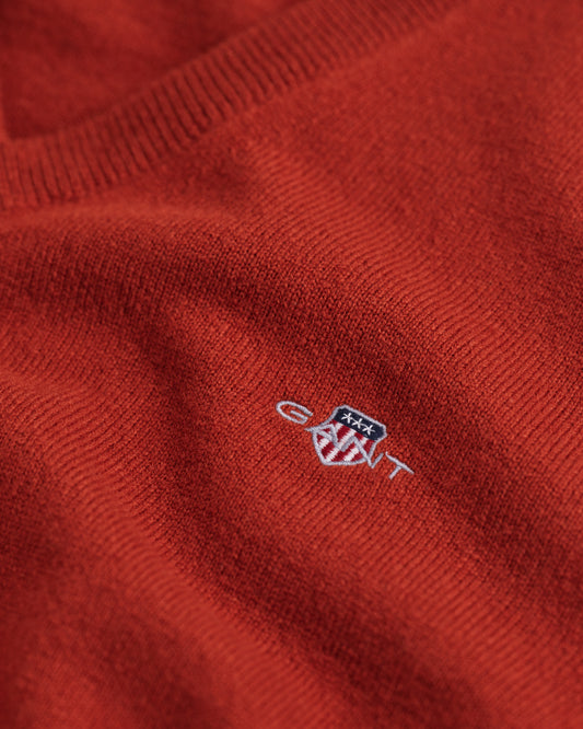 IRON RED, SUPERFINE LAMBSWOOL V-NECK, CLOSE-UP BY GANT AU.