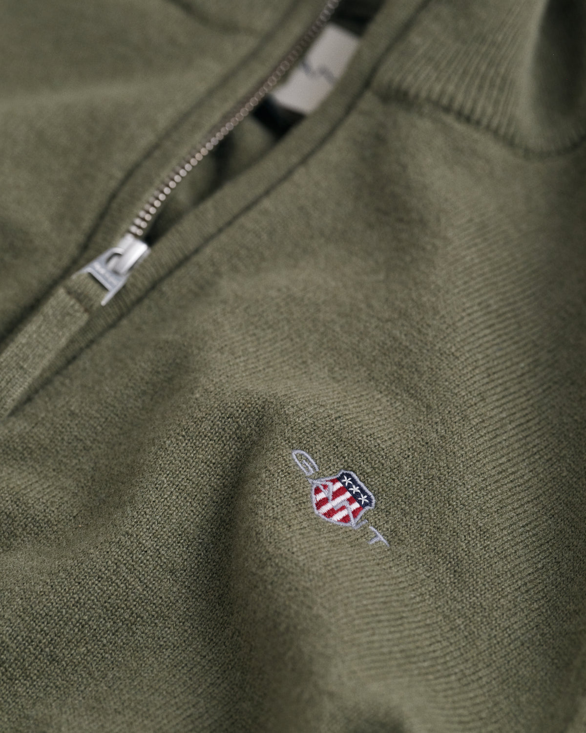 JUNIPER GREEN, SUPERFINE LAMBSWOOL HALF ZIP, CLOSE-UP BY GANT AU.
