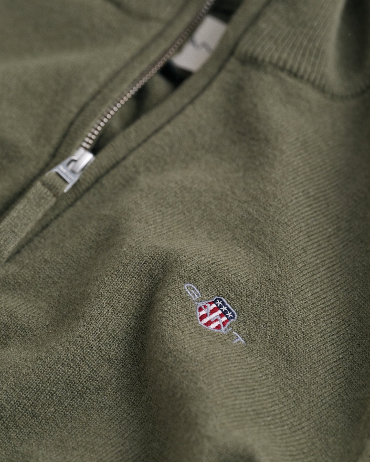 JUNIPER GREEN, SUPERFINE LAMBSWOOL HALF ZIP, CLOSE-UP BY GANT AU.