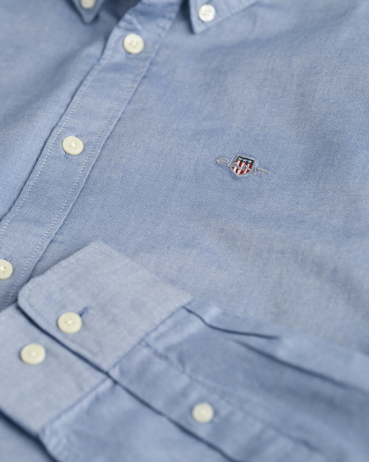 VINTAGE BLUE, SHIELD OXFORD BD SHIRT, FLAT-LAY BY GANT AU.