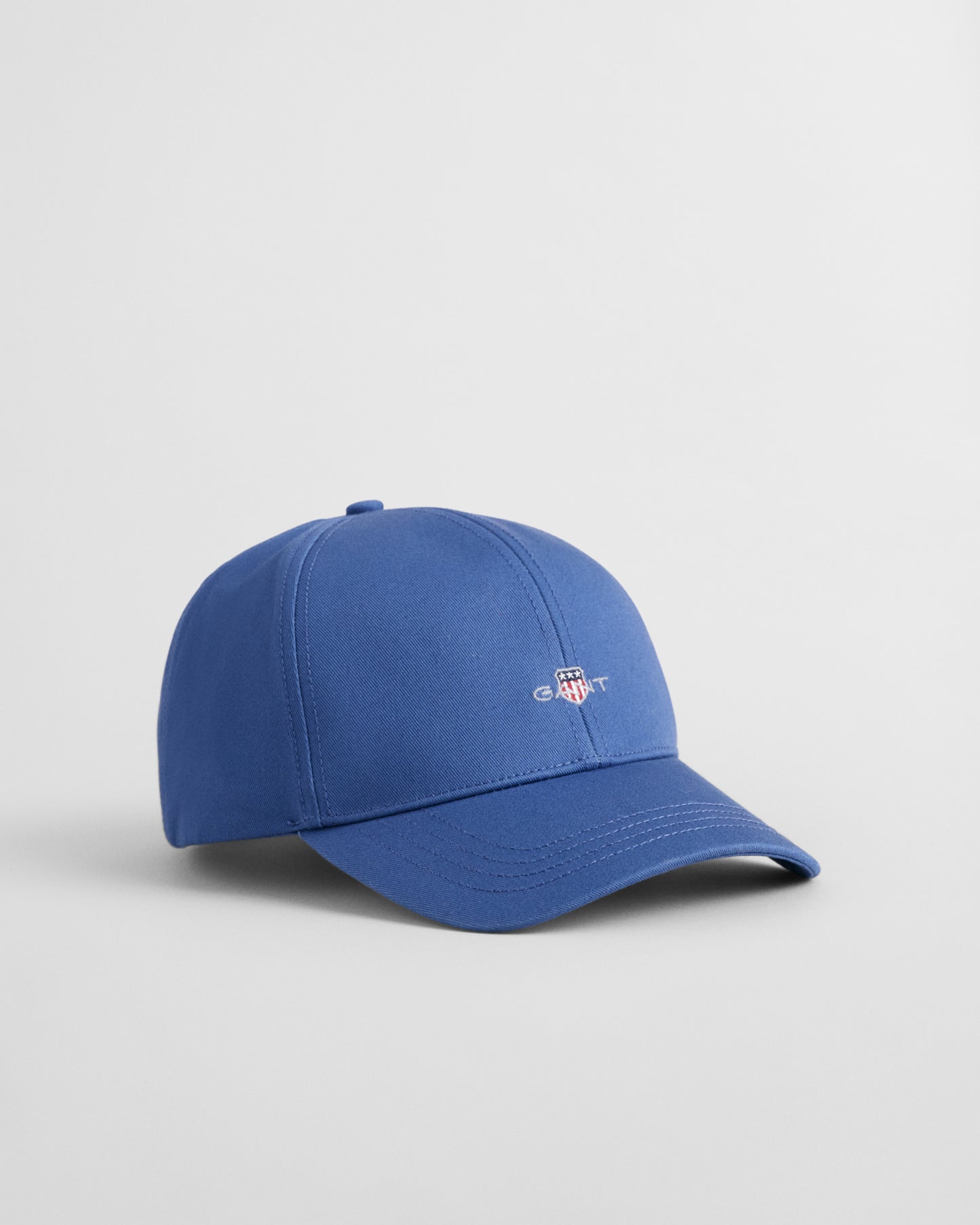 VINTAGE BLUE, UNISEX. HIGH COTTON TWILL CAP, FLAT-LAY BY GANT AU.