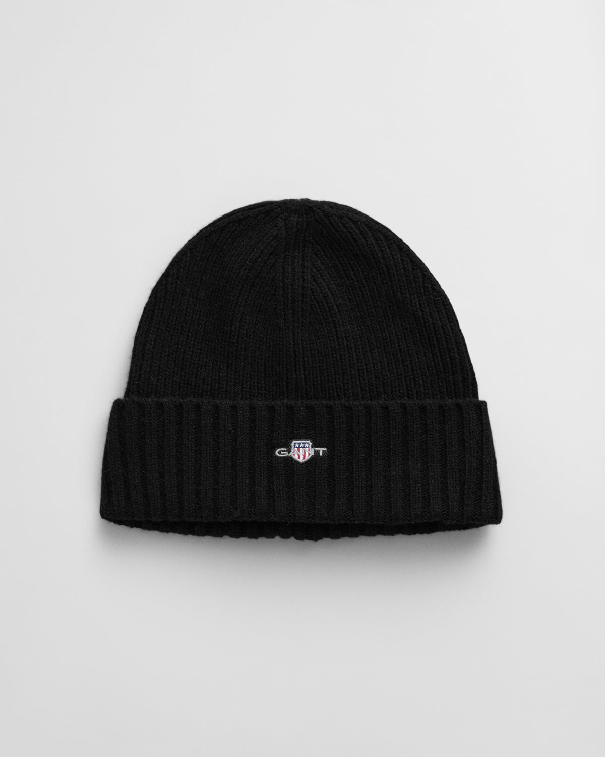 BLACK, UNISEX. SHIELD WOOL BEANIE, FRONT-VIEW BY GANT AU.