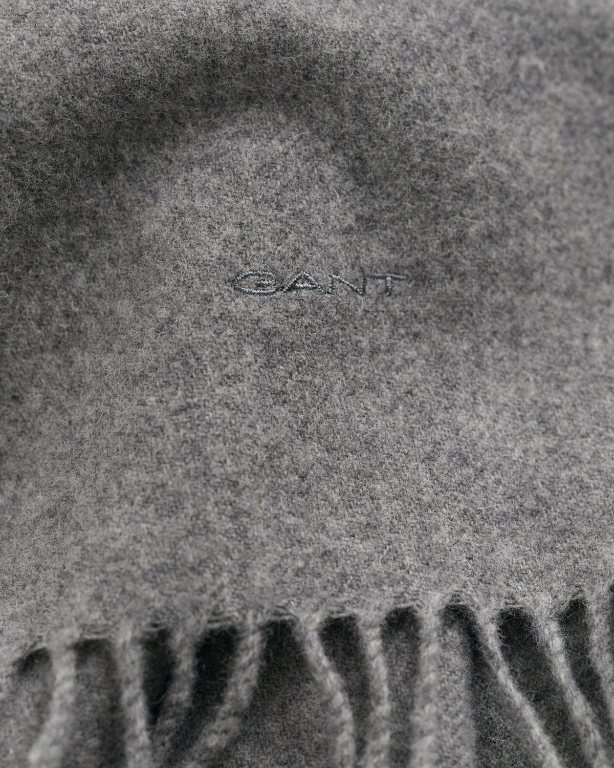 DARK GREY MELANGE, UNISEX. WOOL SCARF, FLAT-LAY BY GANT AU.