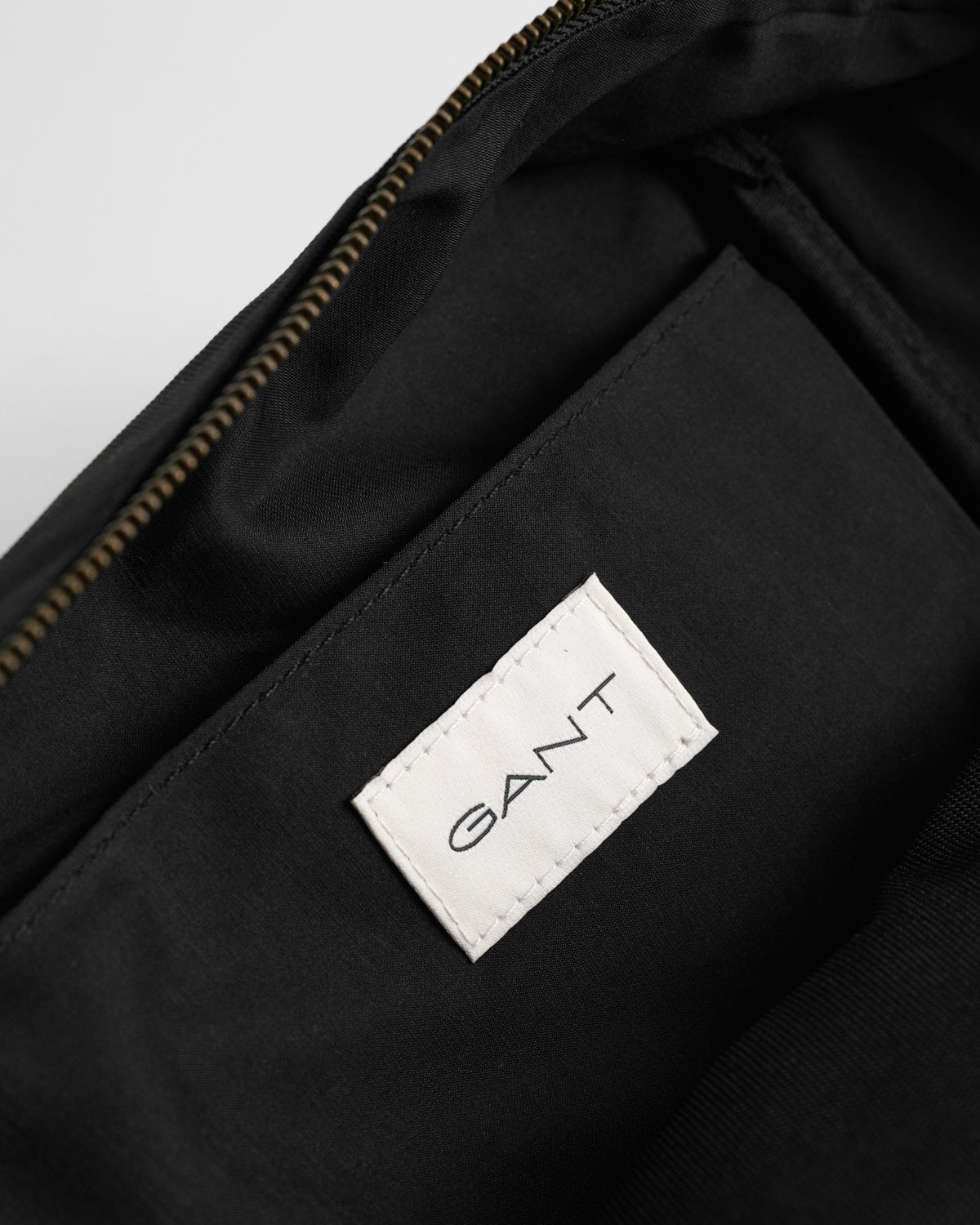 BLACK, SHIELD WASH BAG, CLOSE-UP BY GANT AU.