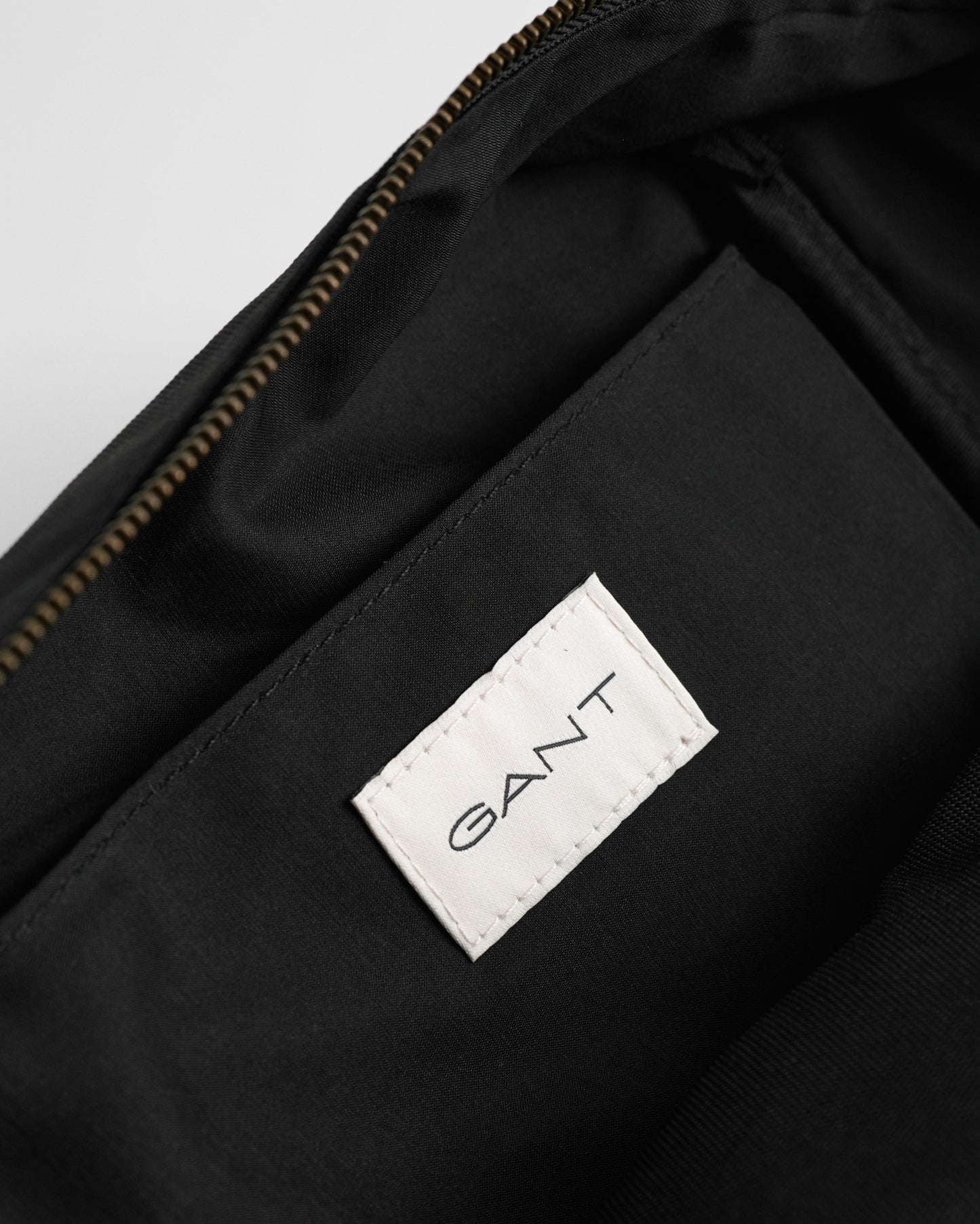 BLACK, SHIELD WASH BAG, CLOSE-UP BY GANT AU.