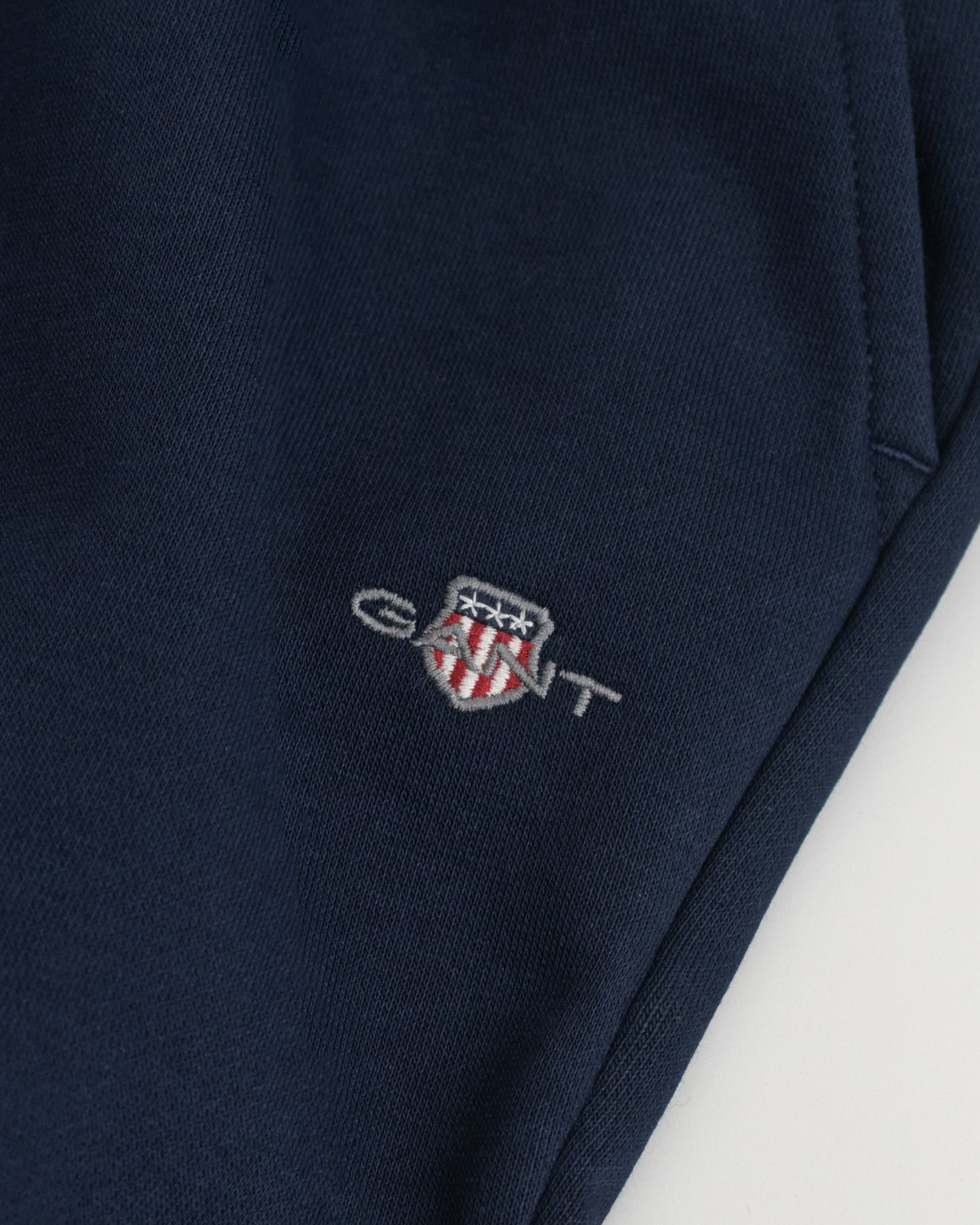 MARINE, SHIELD LOGO SWEAT PANTS, FLAT-LAY BY GANT AU.