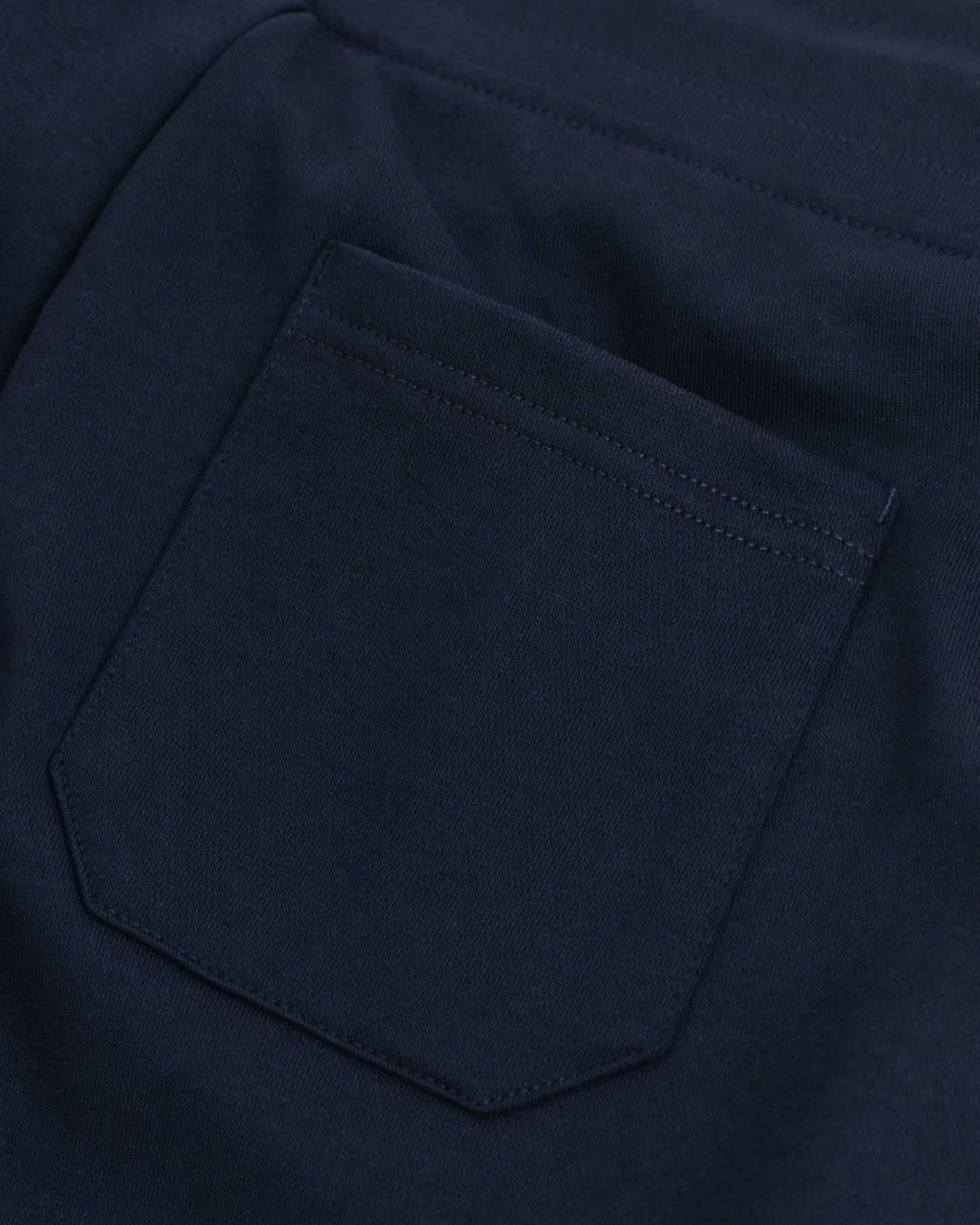 MARINE, SHIELD LOGO SWEAT PANTS, CLOSE-UP BY GANT AU.