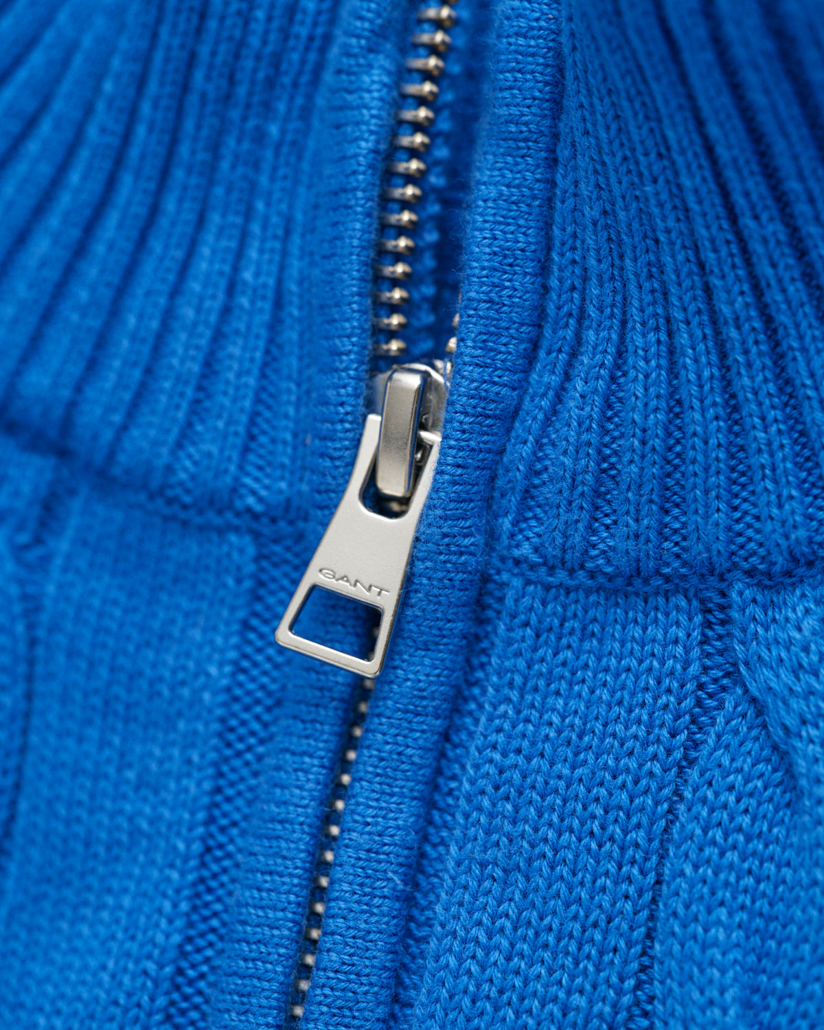 GREECE BLUE, COTTON CABLE HALF ZIP, FLAT-LAY BY GANT AU.