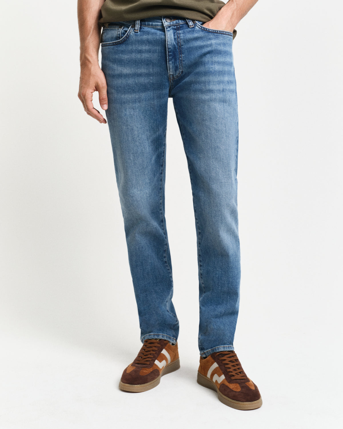 MID BLUE WORN IN, SLIM GANT JEANS, CLOSE-UP BY GANT AU.