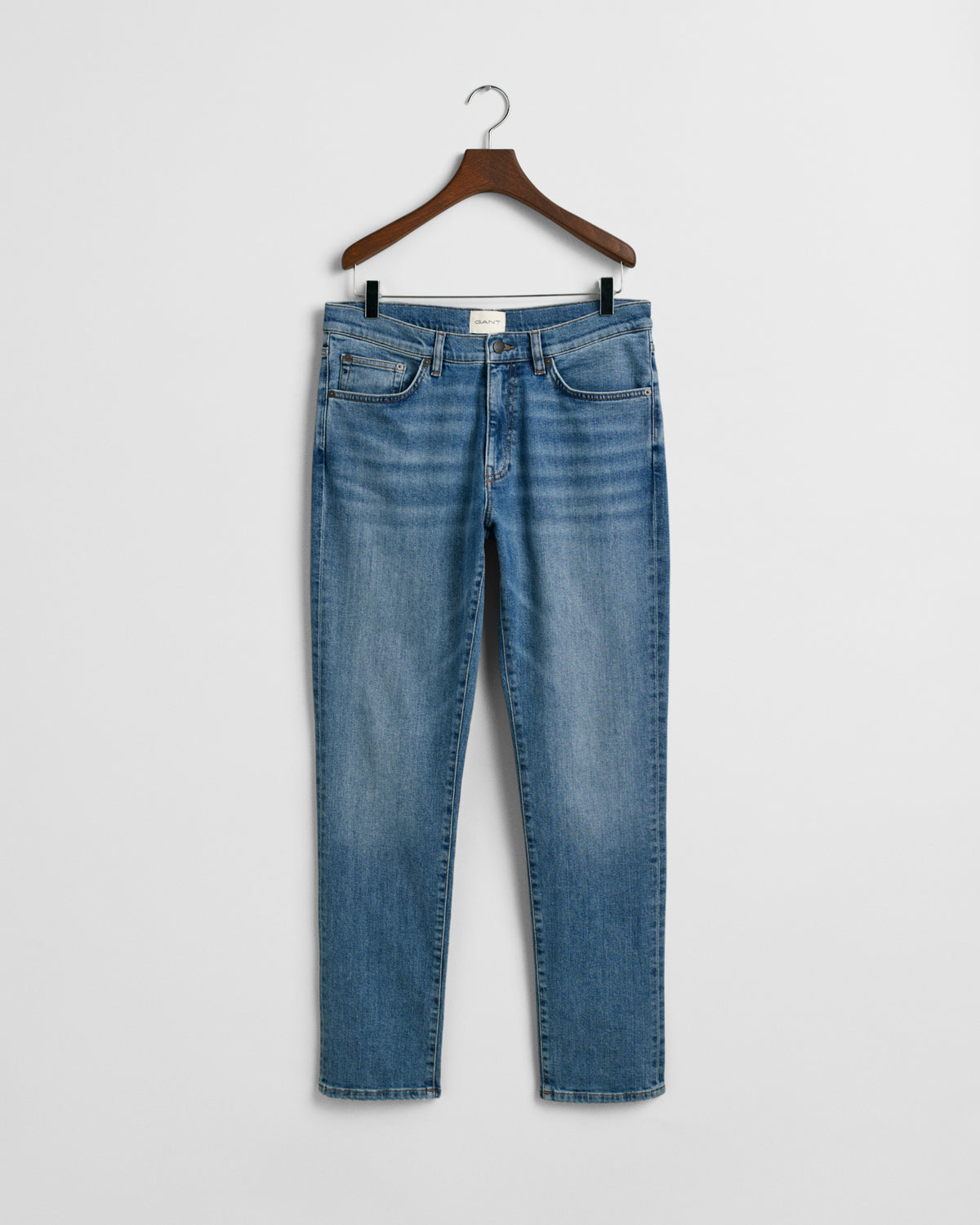 MID BLUE WORN IN, SLIM GANT JEANS, FRONT-VIEW BY GANT AU.