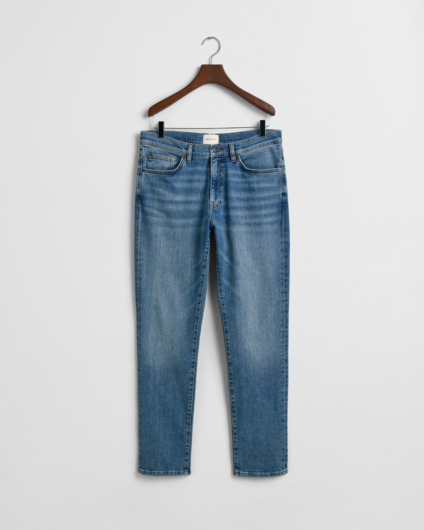 MID BLUE WORN IN, SLIM GANT JEANS, FRONT-VIEW BY GANT AU.