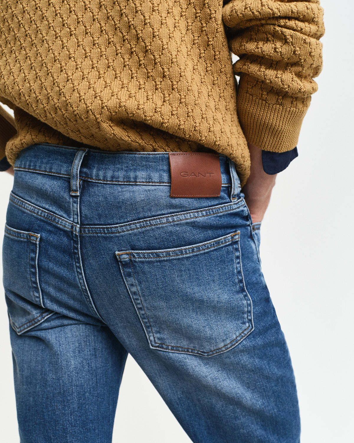 MID BLUE VINTAGE, SLIM GANT JEANS, CLOSE-UP BY GANT AU.