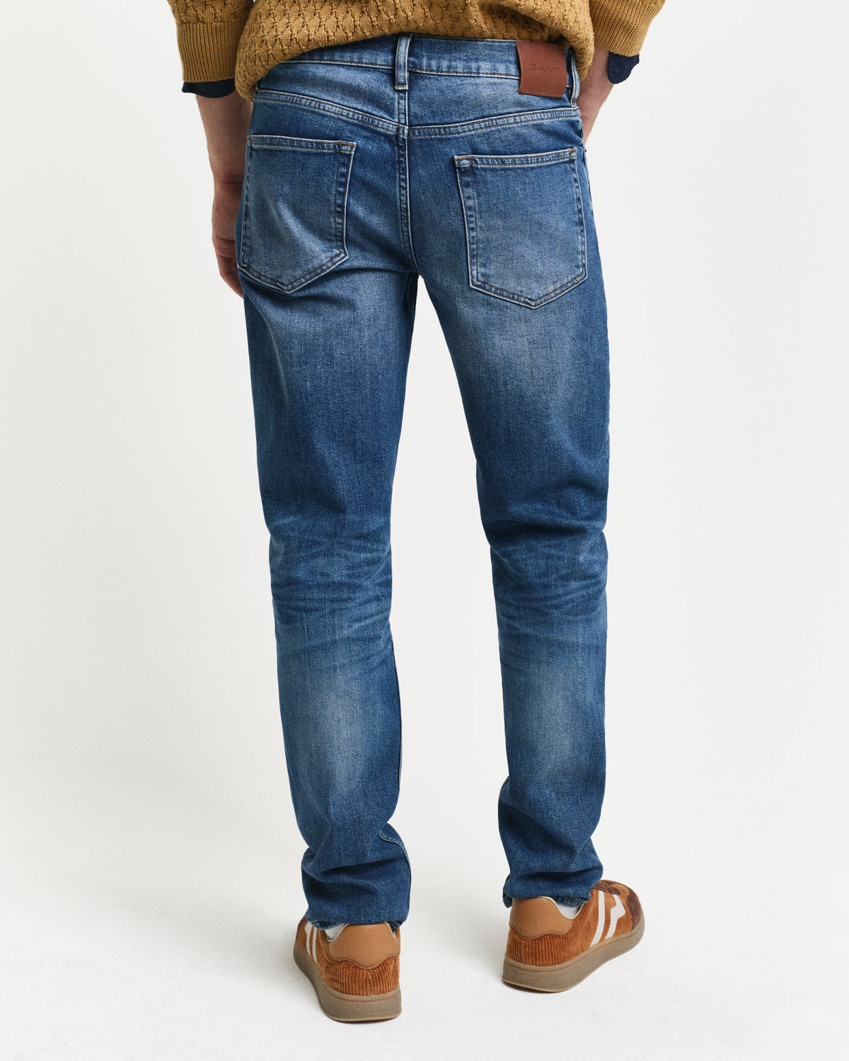 MID BLUE VINTAGE, SLIM GANT JEANS, BACK-VIEW BY GANT AU.