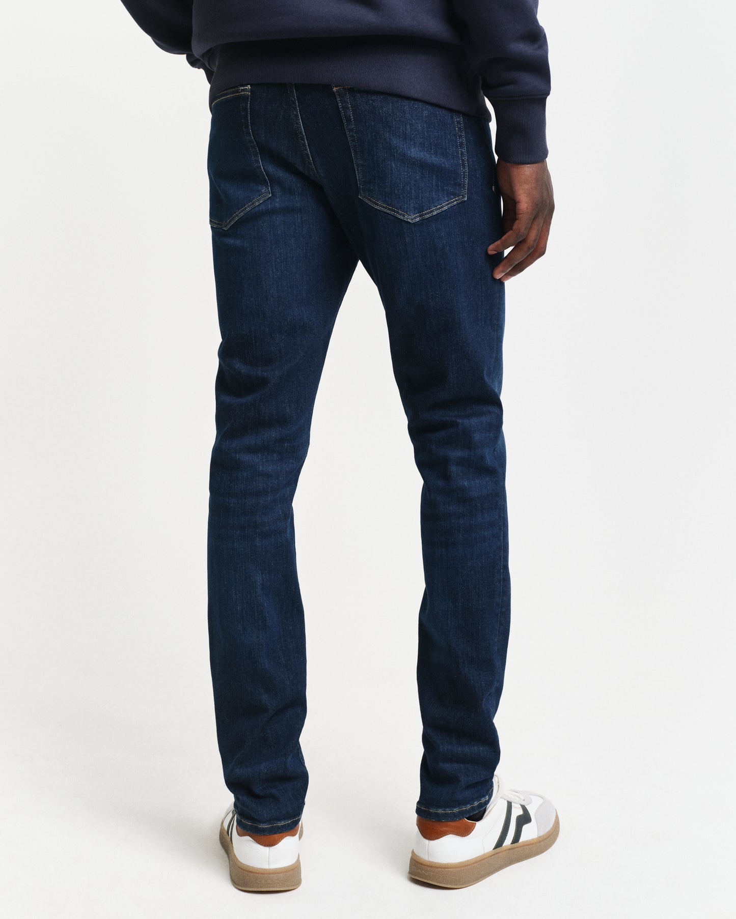 DARK BLUE WORN IN, EXTRA SLIM ACTIVE RECOVER JEANS, BACK-VIEW BY GANT AU.