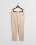 PUTTY, SLIM TWILL CHINOS, FRONT-VIEW BY GANT AU.