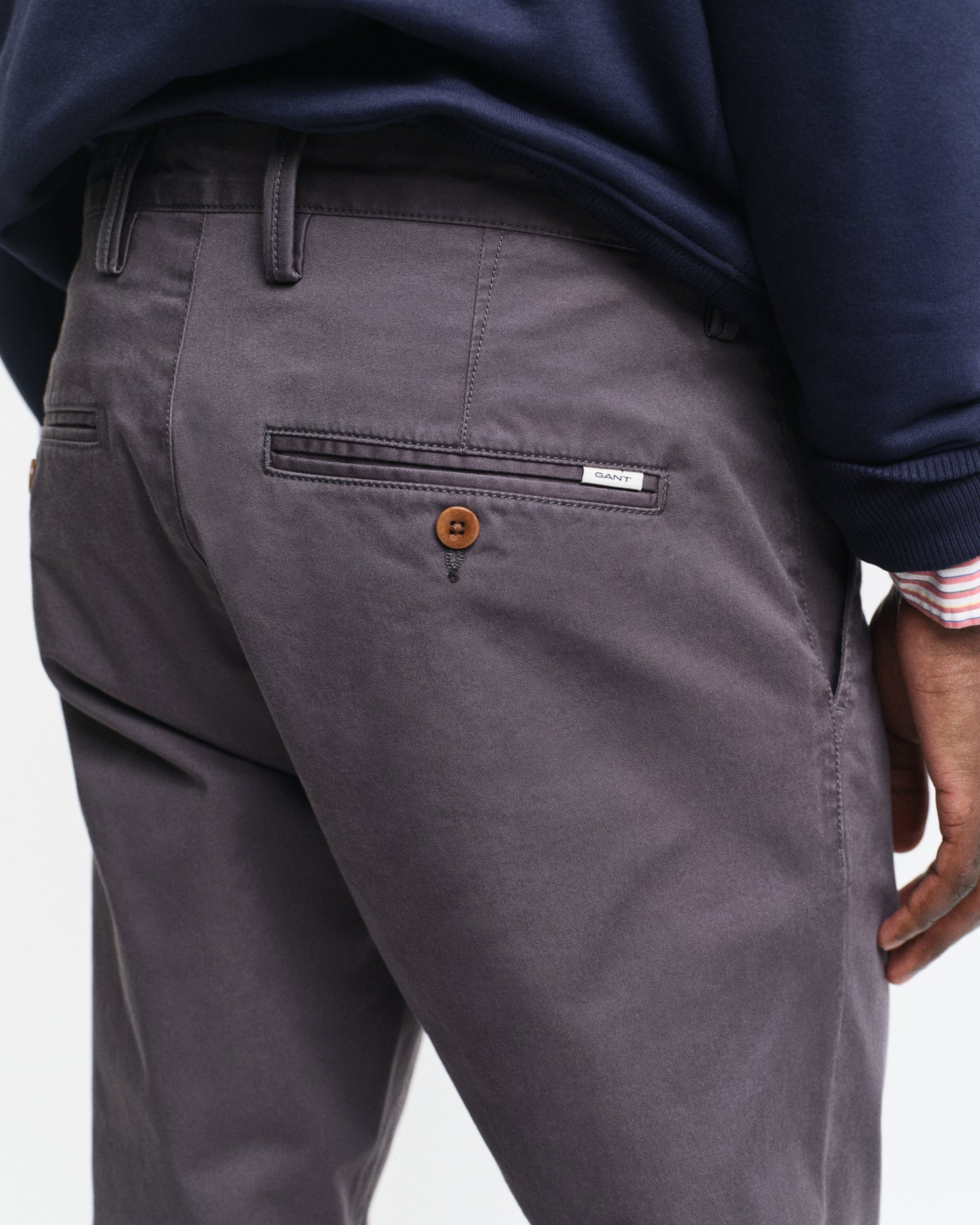 ANTRACITE, SLIM TWILL CHINOS, CLOSE-UP BY GANT AU.