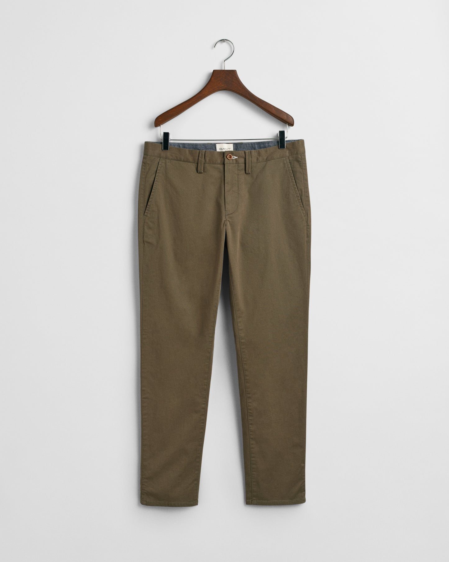 JUNIPER GREEN, SLIM TWILL CHINOS, FRONT-VIEW BY GANT AU.