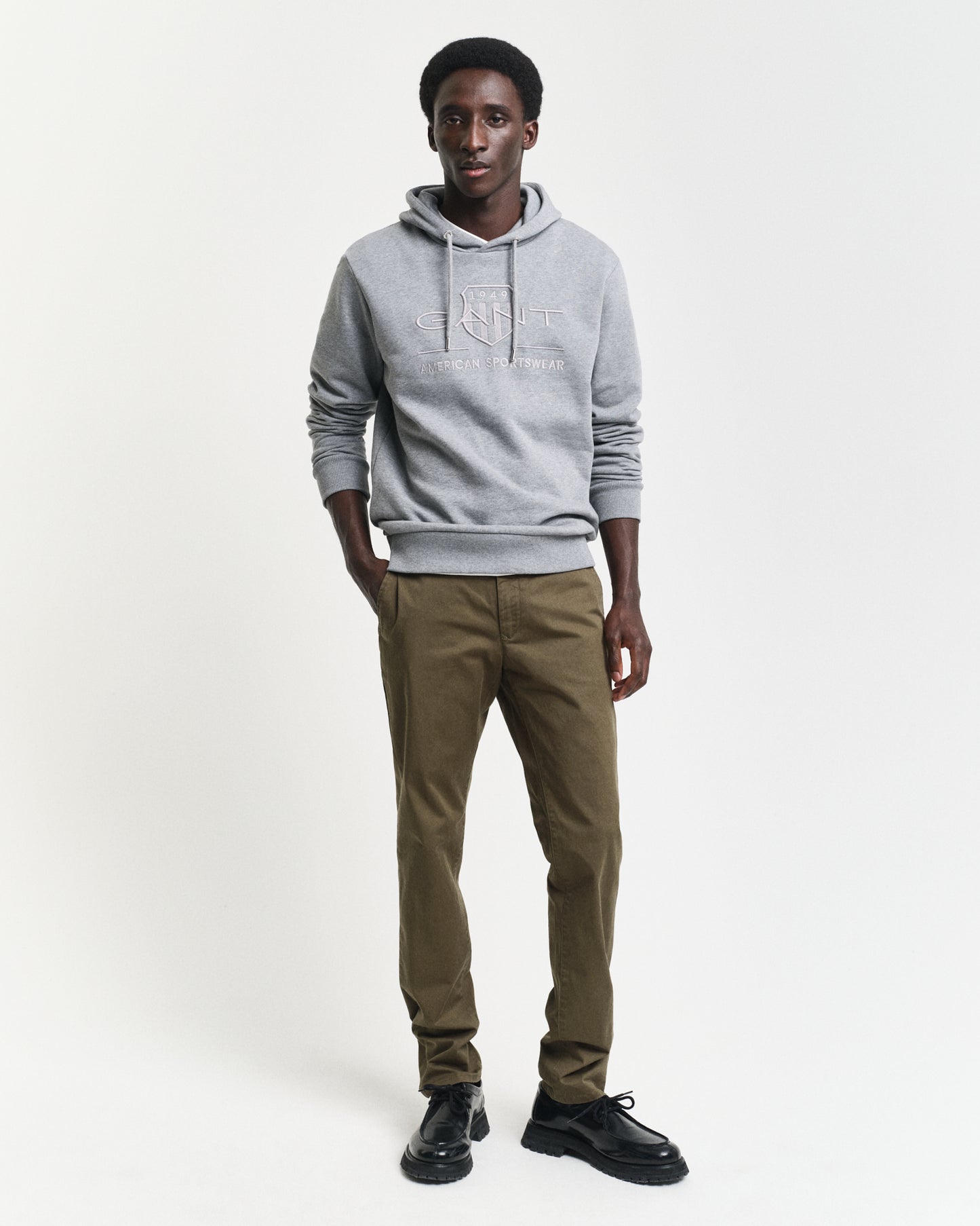 JUNIPER GREEN, SLIM TWILL CHINOS BY GANT AU.
