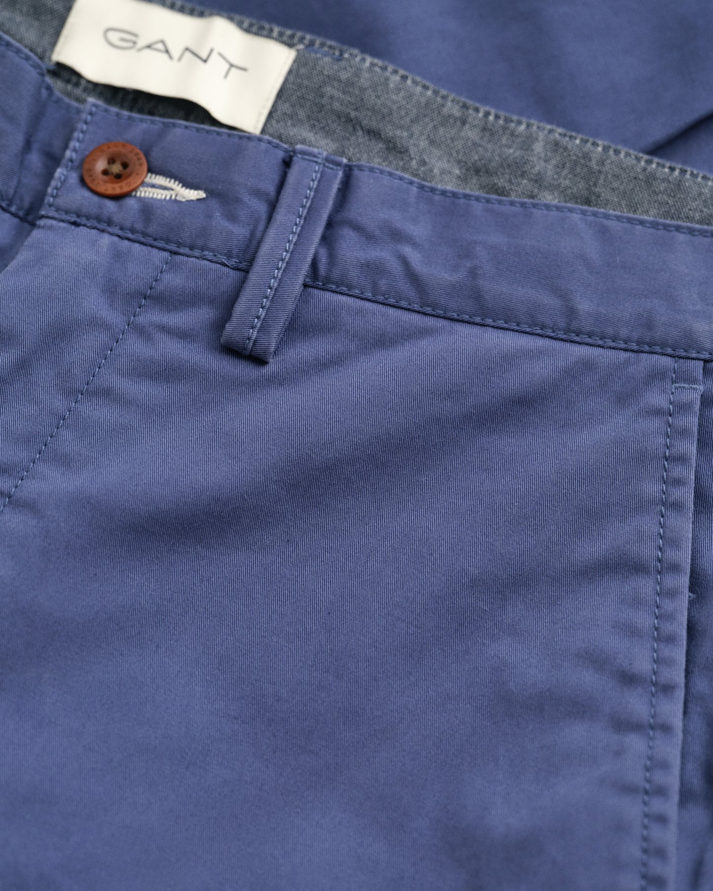 DUSTY NAVY, SLIM TWILL CHINOS, FLAT-LAY BY GANT AU.
