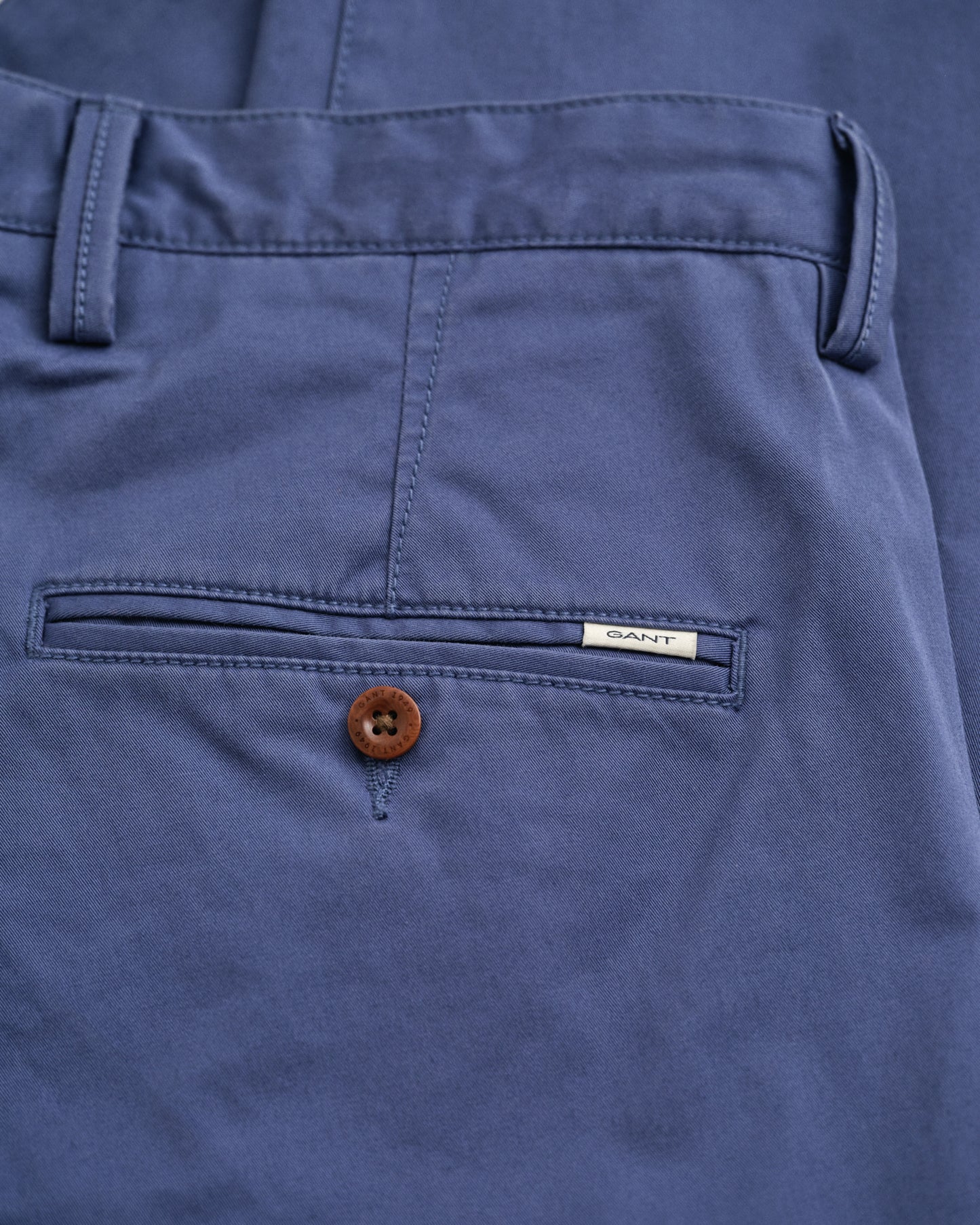 DUSTY NAVY, SLIM TWILL CHINOS, CLOSE-UP BY GANT AU.