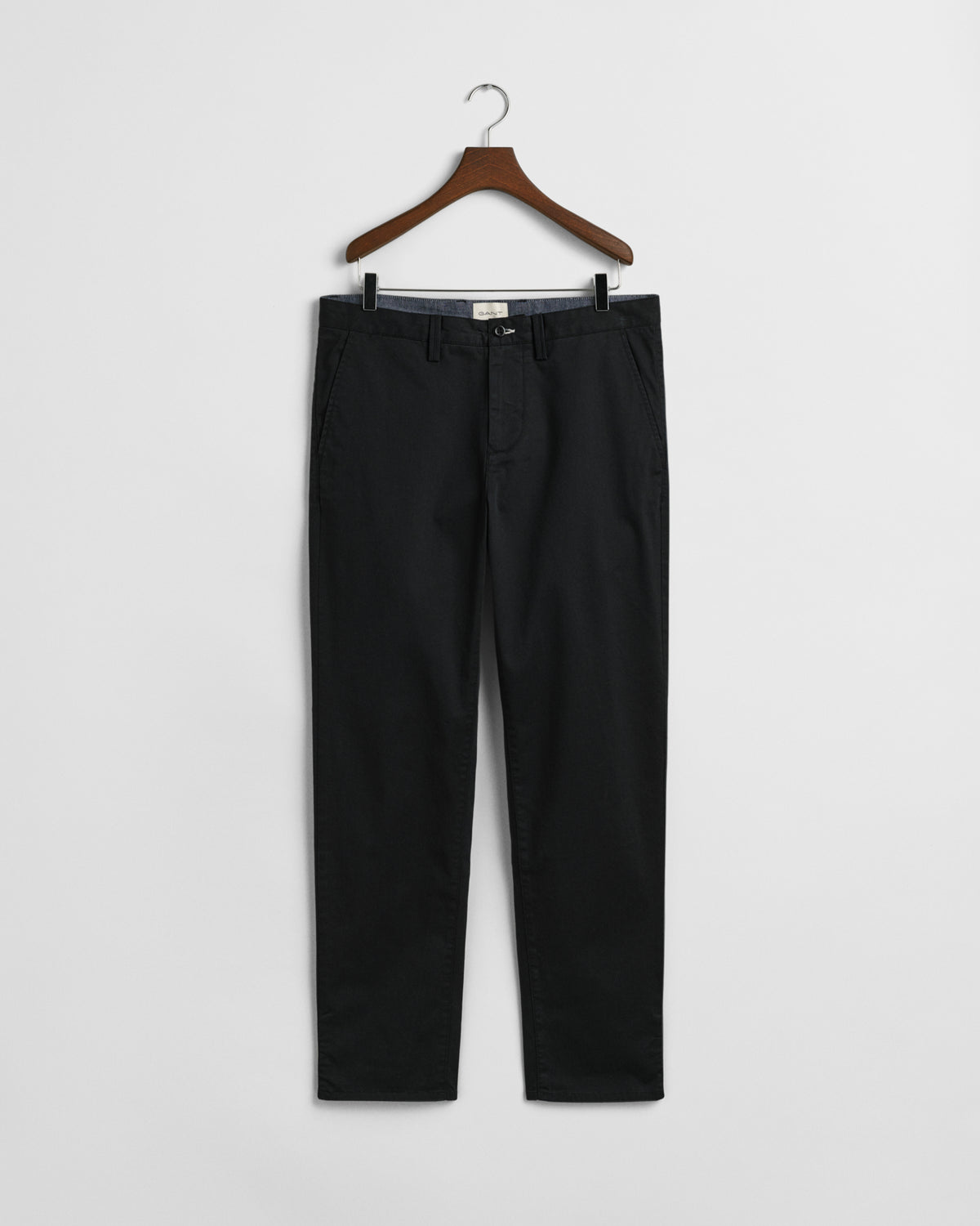 BLACK, REGULAR TWILL CHINOS, FRONT-VIEW BY GANT AU.
