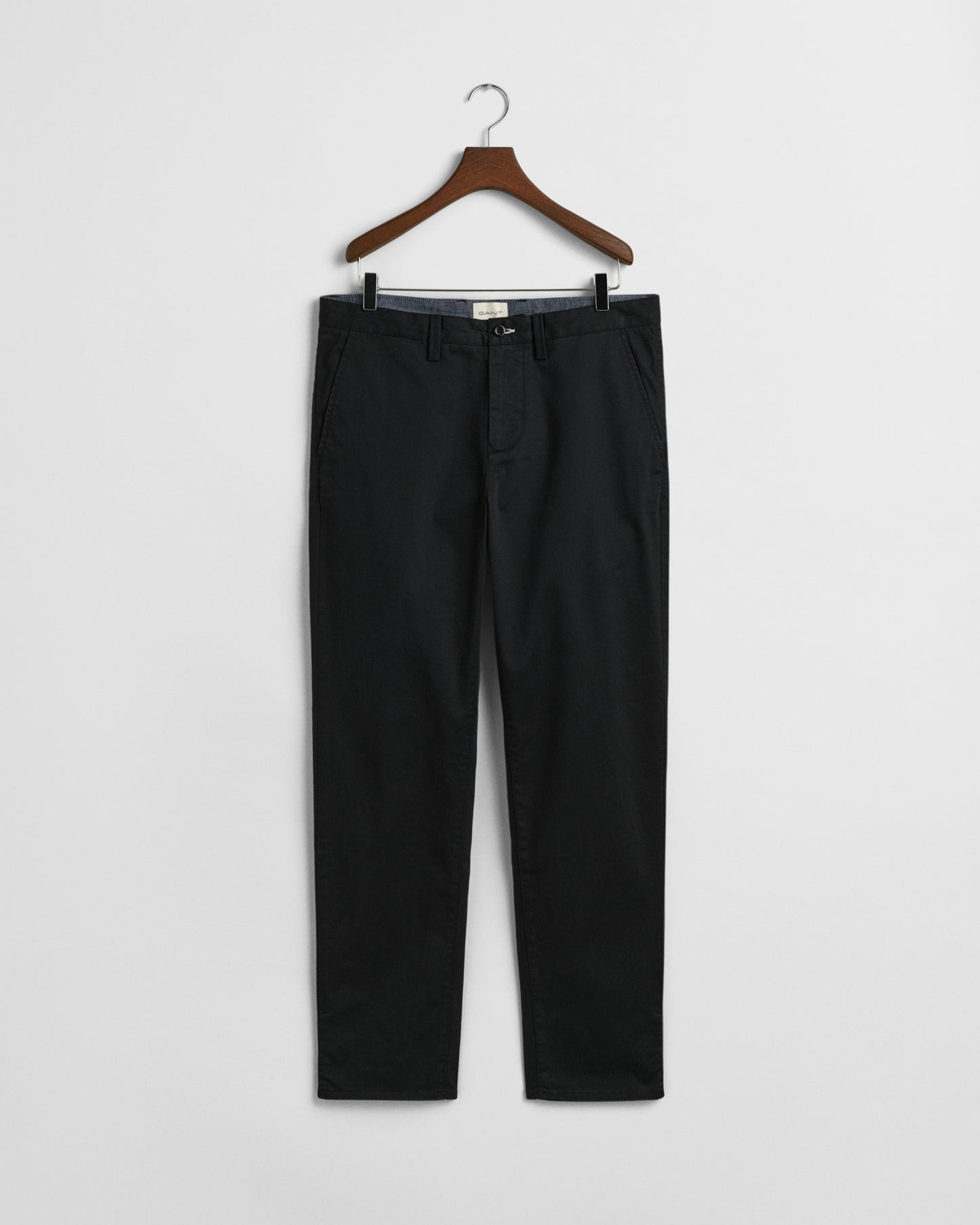 BLACK, REGULAR TWILL CHINOS, FRONT-VIEW BY GANT AU.