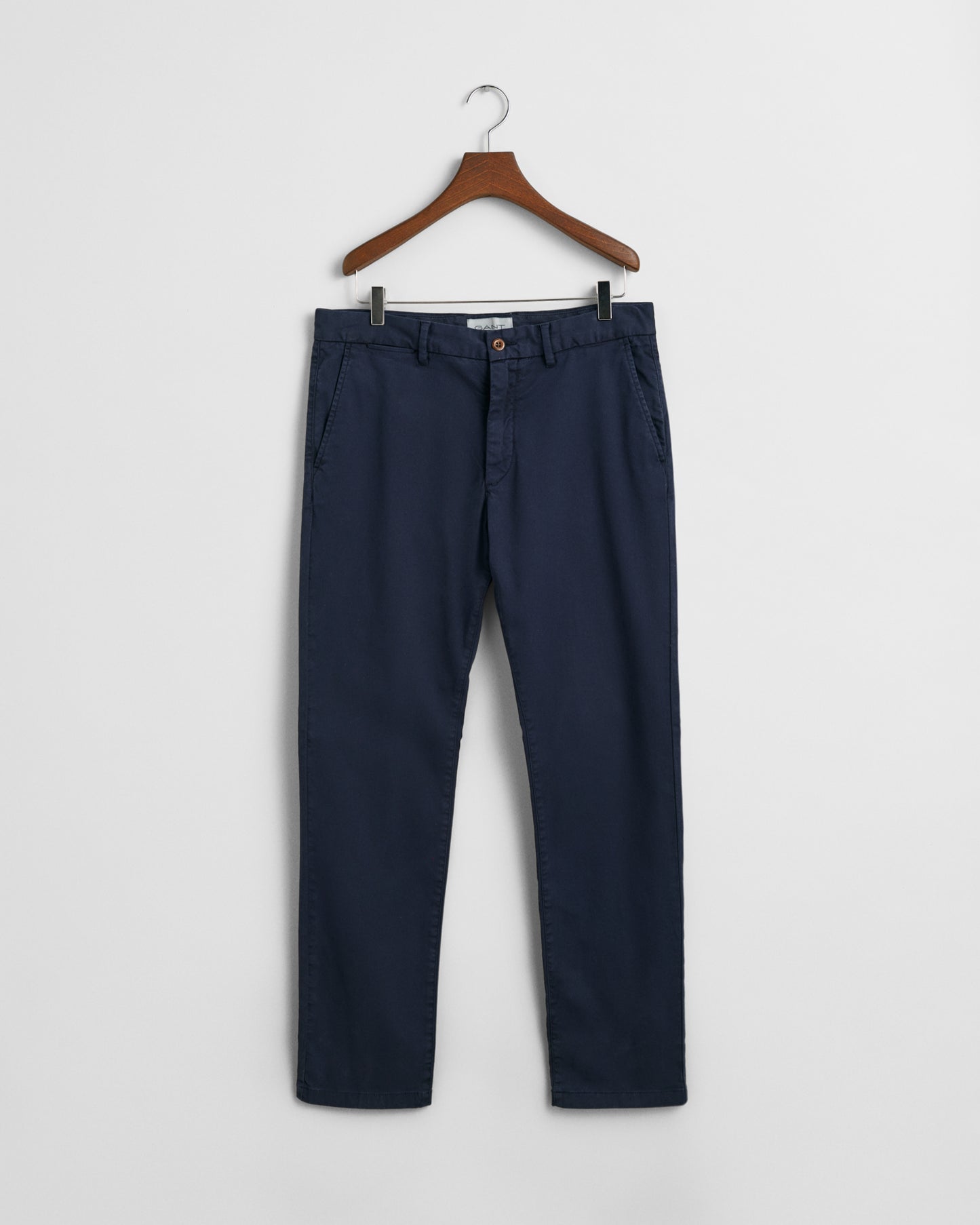 EVENING BLUE, SLIM DOBBY STRUCTURE CHINOS, FLAT-LAY BY GANT AU.