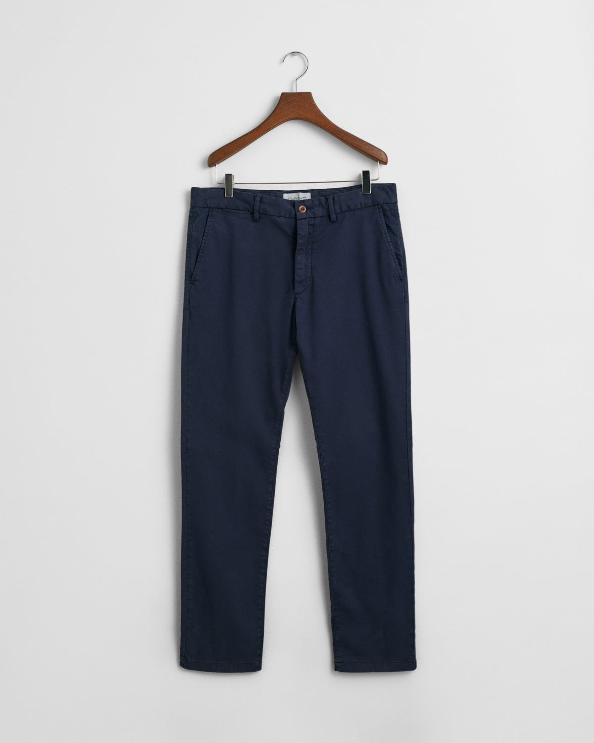 EVENING BLUE, SLIM DOBBY STRUCTURE CHINOS, FLAT-LAY BY GANT AU.