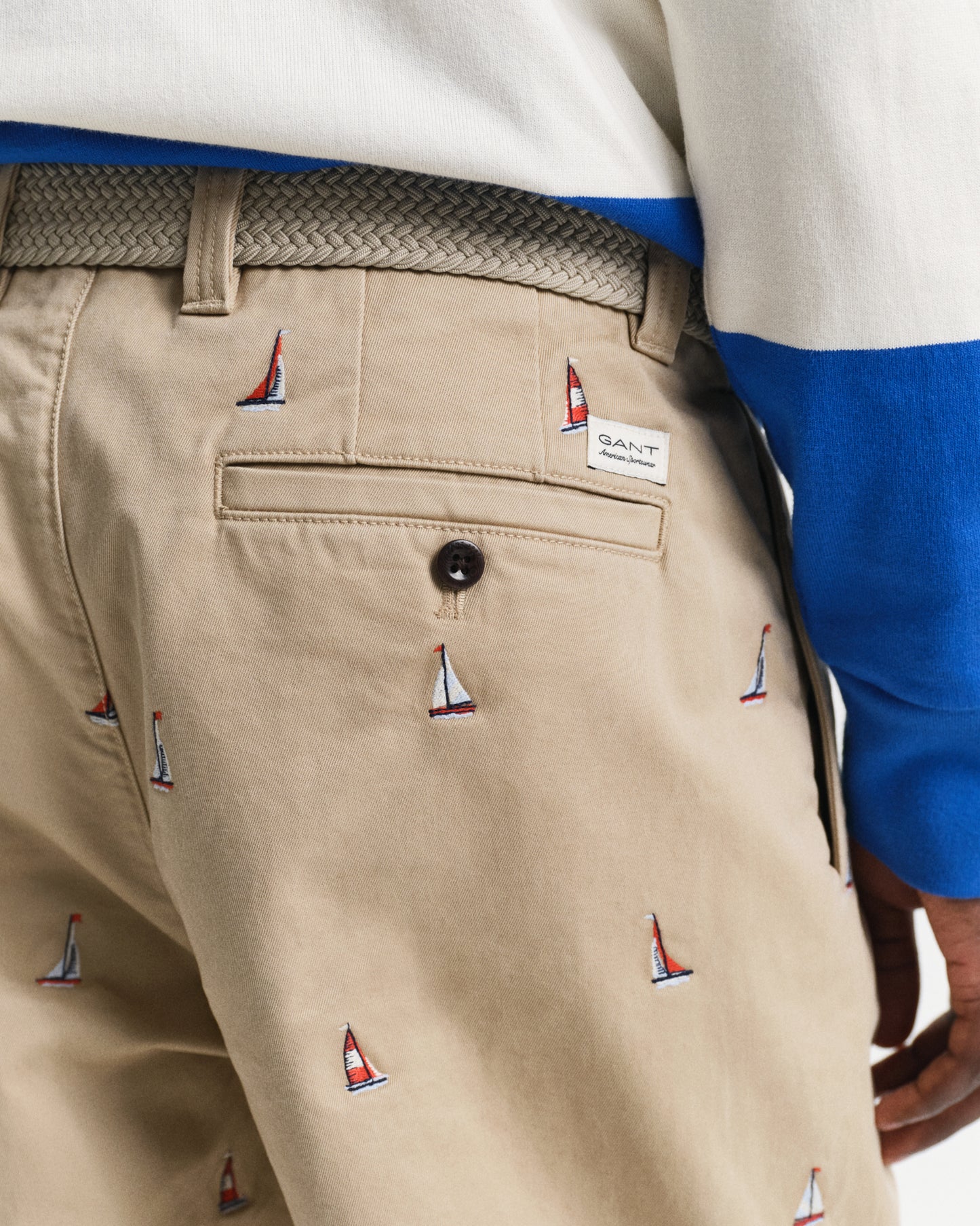 DARK KHAKI, STRAIGHT FIT EMB CHINOS, CLOSE-UP BY GANT AU.
