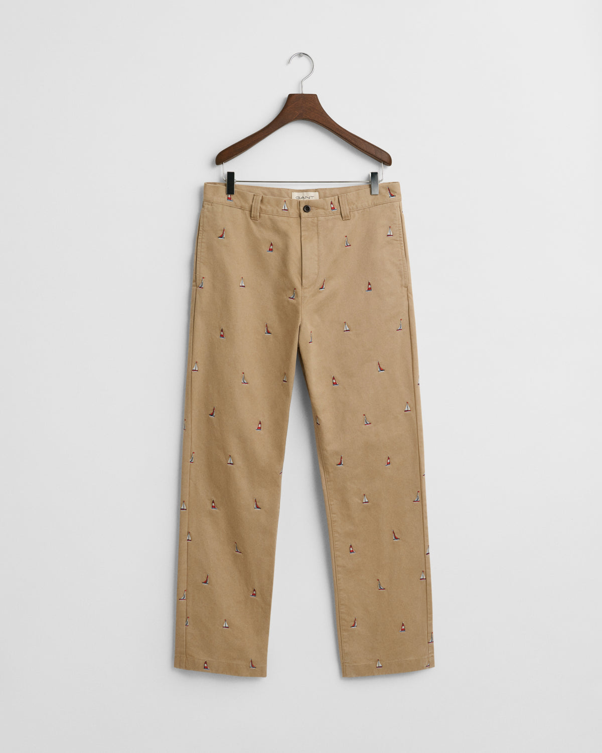 DARK KHAKI, STRAIGHT FIT EMB CHINOS, FLAT-LAY BY GANT AU.