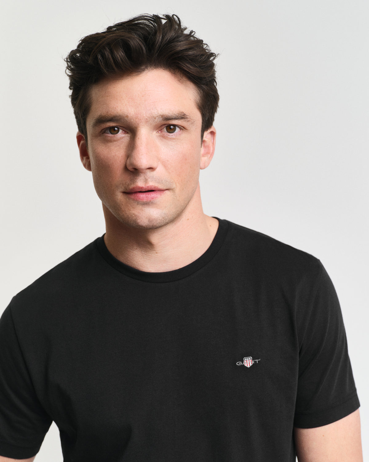 BLACK, REG SHIELD SS T-SHIRT, CLOSE-UP BY GANT AU.