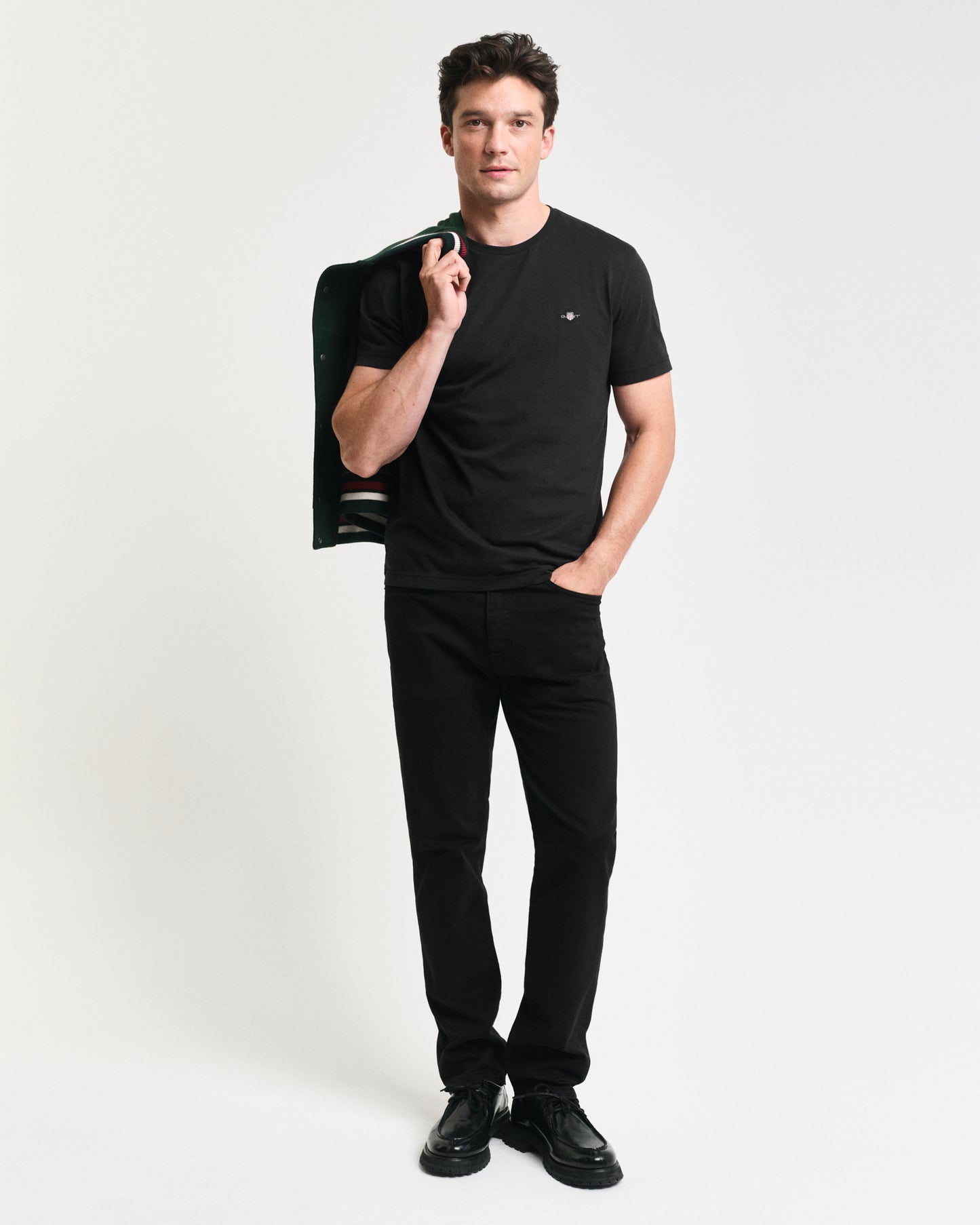 BLACK, REG SHIELD SS T-SHIRT BY GANT AU.