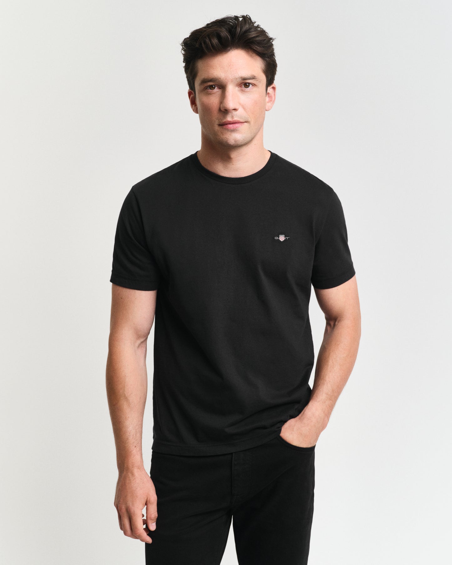 BLACK, REG SHIELD SS T-SHIRT, FRONT-VIEW BY GANT AU.