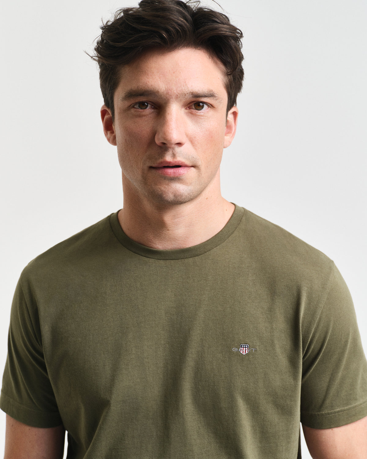 JUNIPER GREEN, REG SHIELD SS T-SHIRT, CLOSE-UP BY GANT AU.