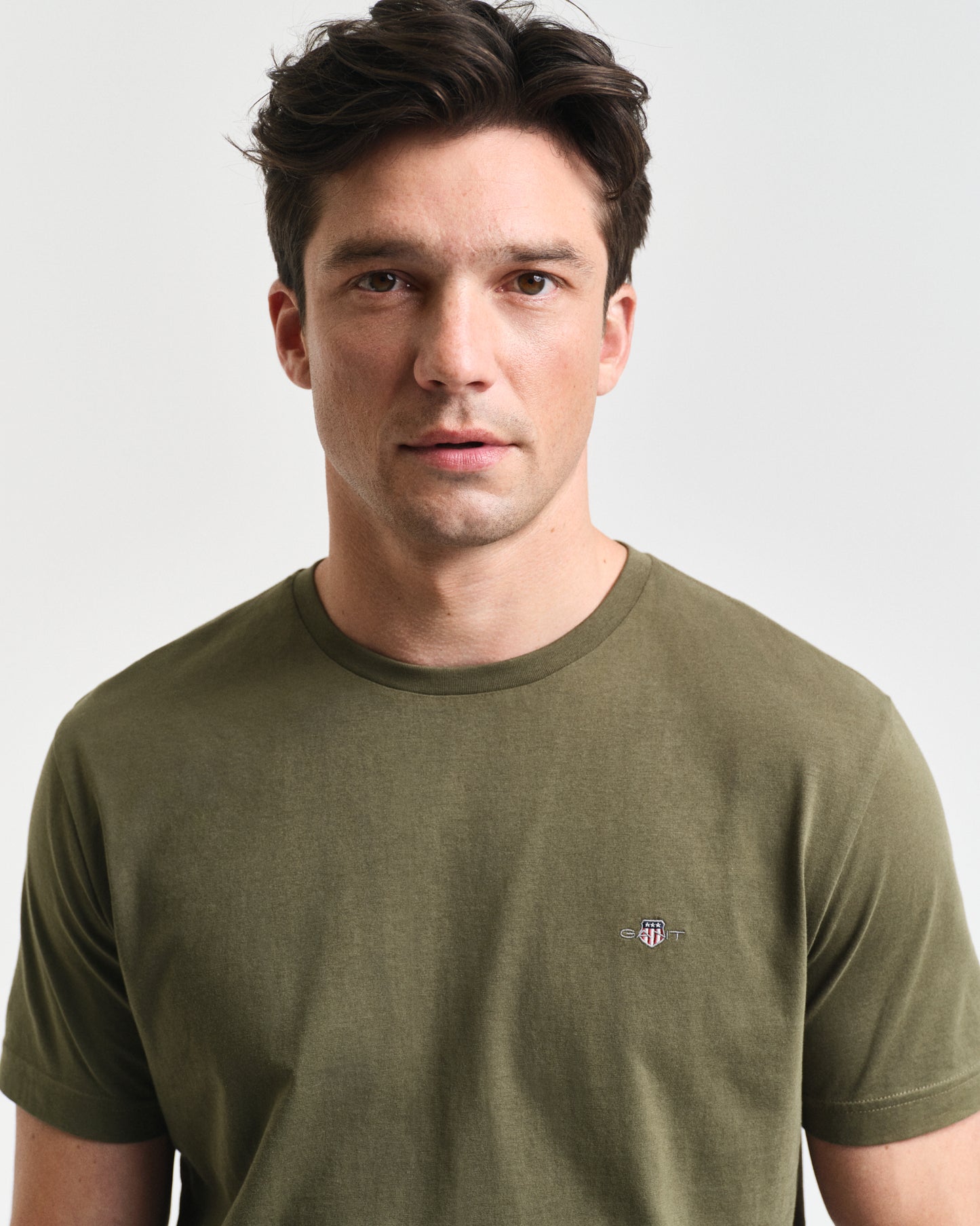 JUNIPER GREEN, REG SHIELD SS T-SHIRT, CLOSE-UP BY GANT AU.