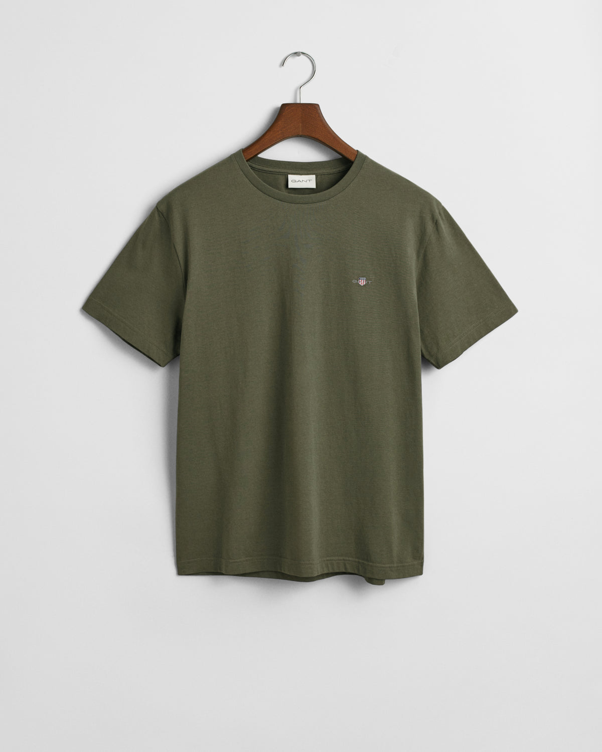 JUNIPER GREEN, REG SHIELD SS T-SHIRT, FLAT-LAY BY GANT AU.