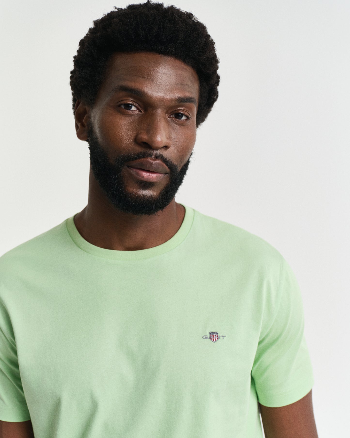 APPLE GREEN, REG SHIELD SS T-SHIRT, CLOSE-UP BY GANT AU.