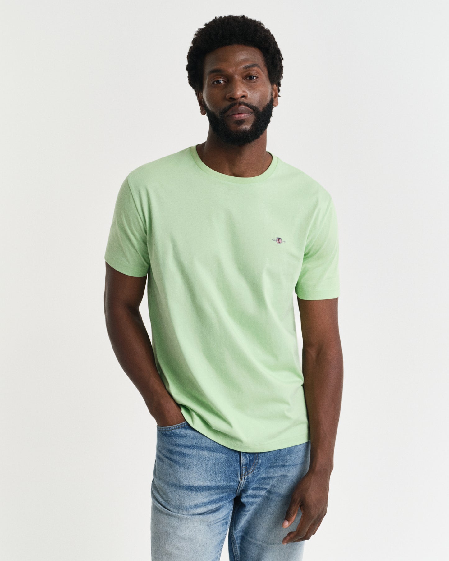 APPLE GREEN, REG SHIELD SS T-SHIRT, FRONT-VIEW BY GANT AU.