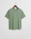 KALAMATA GREEN, REG SHIELD SS T-SHIRT, FLAT-LAY BY GANT AU.