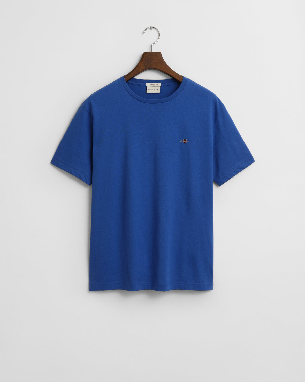 RICH BLUE, REG SHIELD SS T-SHIRT, FLAT-LAY BY GANT AU.