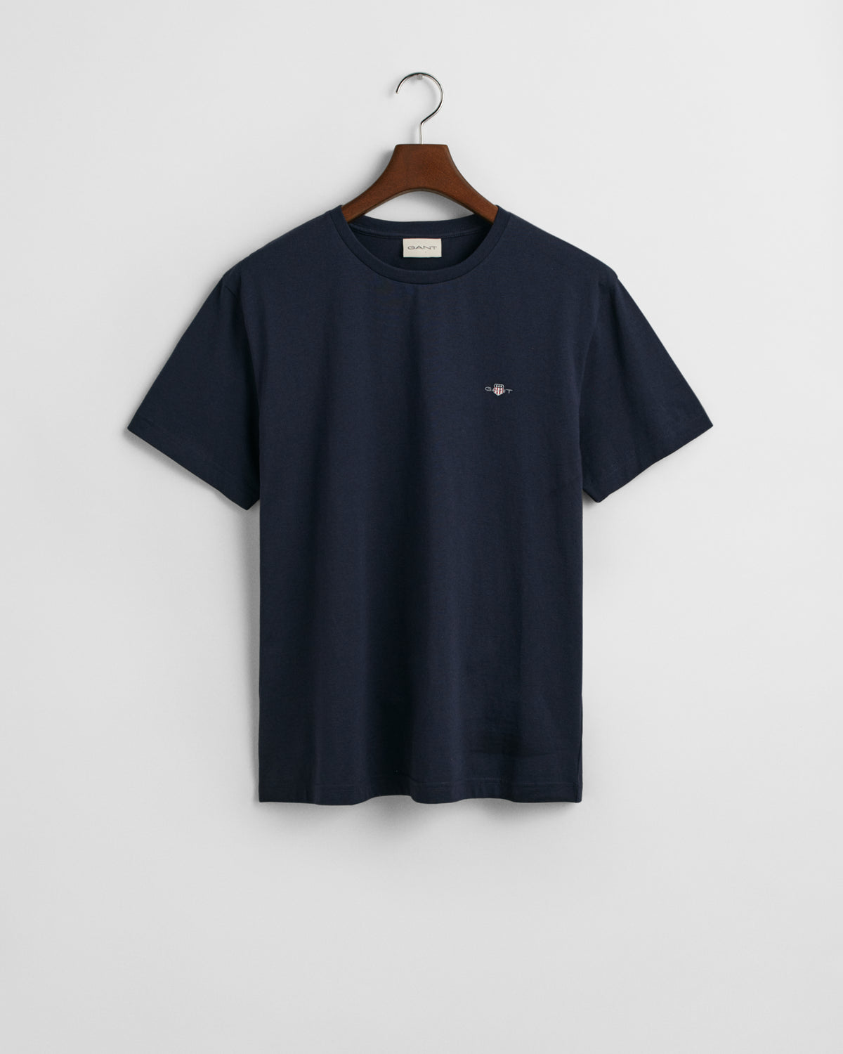 EVENING BLUE, REG SHIELD SS T-SHIRT, FLAT-LAY BY GANT AU.